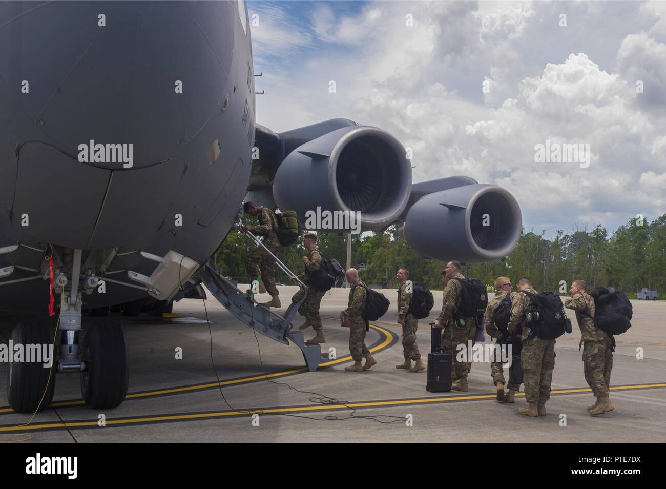 Un conseil d'aviateurs Moody C-17 Globemaster III en préparation pour un déploiement, le 11 juillet 2017, à Moody Air Force Base, Ga, plus de 300 aviateurs canadiens déployés dans le sud-ouest de l'Asie à l'aide du 74e Escadron de chasse A-10C Thunderbolt II mission dans le cadre de l'opération inhérents résoudre. Banque D'Images