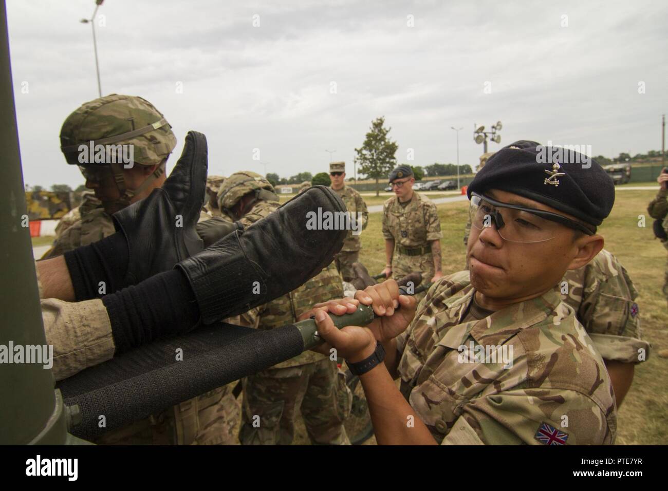 Lance le Cpl. Dharmendra Dewan, membre de la Royal Air Force britannique, s'apprête à décharger une victime simulée d'une ambulance de l'armée américaine le 16 juillet au cours de l'éventualité d'un tuteur 17 Sabre dans la base aérienne de Mihail Kogalniceanu, Roumanie. Guardian est un sabre de l'armée américaine dirigée par l'Europe, un exercice multinational qui s'étend à travers la Bulgarie, la Hongrie et la Roumanie, avec plus de 25 000 militaires de 22 pays alliés et partenaires des Nations unies. Banque D'Images