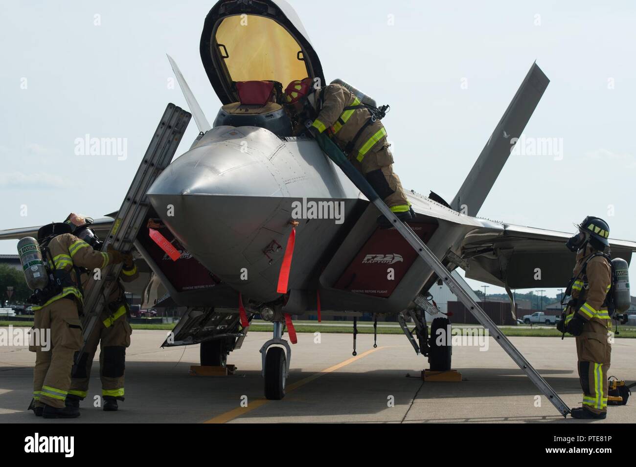 Les aviateurs de l'US Air Force assigné à la 633e Escadron de génie civile pompiers extraire un projet-pilote d'une simulation d'écrasement d'avion au cours d'un exercice à Joint Base Langley-Eustis, en Virginie, le 11 juillet 2017. L'exercice a fait plusieurs champs professionnels la possibilité de s'entraîner dans leur domaine fonctionnel, tout en apprenant les techniques d'intervention et les procédures d'une mésaventure d'aéronefs du monde réel ou d'un impact. Banque D'Images