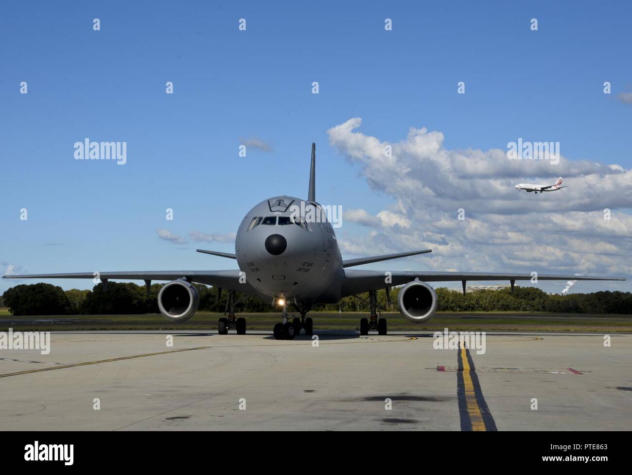 Un KC-10 Extender de Travis Air Force Base, en Californie, des terres à la Royal Australian Air Force Base Richmond à Brisbane, Australie, le 14 juillet 2017. KC-10s de TRAVIS AFB et joint Base McGuire-Dix-Lakehurst, New Jersey, en charge de l'exercice 2017 Sabre Talisman en exécutant l'exercice, une ultime ravitaillement stratégique et de largage dans lequel trois KC-10 ravitaillé cinq C-17 Globemaster III, l'armée américaine transportant des parachutistes canadiens et australiens avant d'un largage. TS17 est un exercice biennal en Australie qui se concentre sur la formation militaire bilatérale entre les forces américaines du Pacifique et th Banque D'Images
