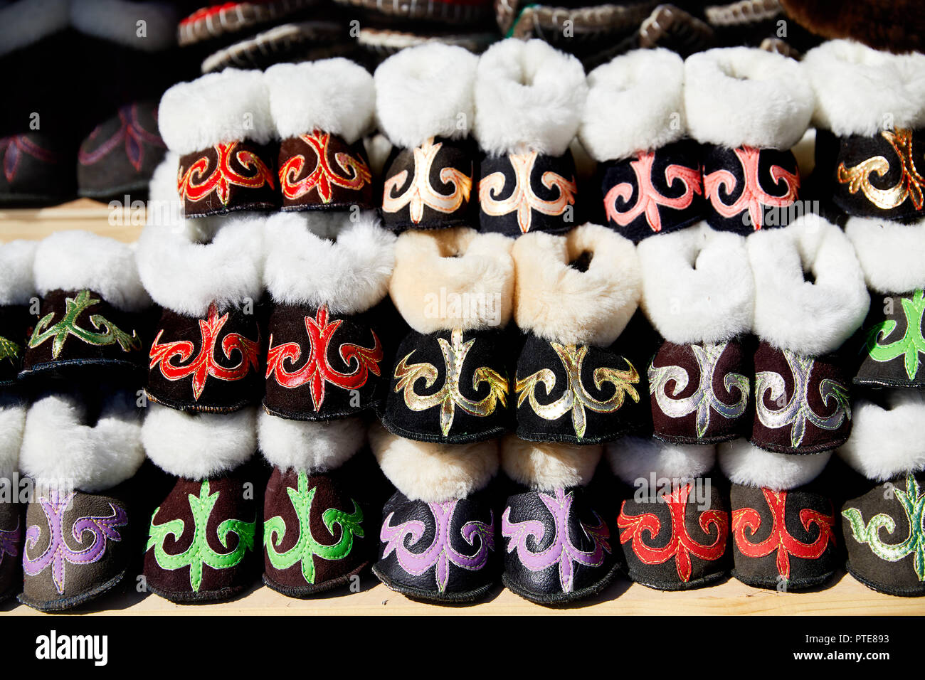 Des chaussures avec divers groupes ethniques Kazakh schéma traditionnel de la rue du marché à Almaty, Kazakhstan Banque D'Images