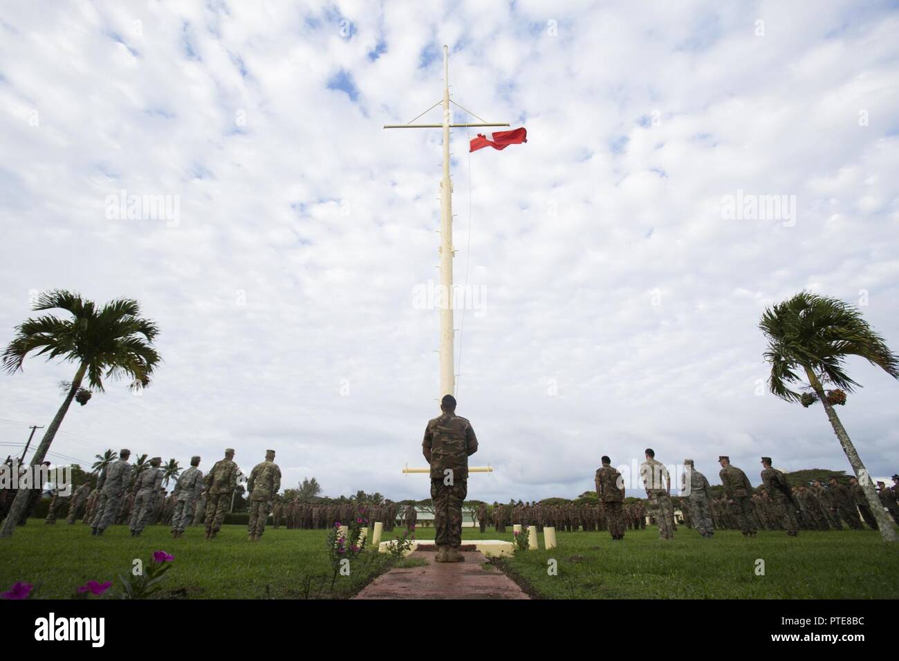 L'île de Tongatapu (Tonga) - Les Marines américains et les marins à la Task Force 17 Koa Moana, Tonga, les Forces armées de Sa Majesté, les soldats français et les membres de la Force de défense néo-zélandaise au garde à vous comme un drapeau est soulevée au cours de la cérémonie d'ouverture de l'exercice TAFAKULA 17 juillet sur l'île de Tongatapu (Tonga). Cette cérémonie marque le début de deux semaines de formation d'infanterie et de l'application de la loi entre les forces armées. Banque D'Images