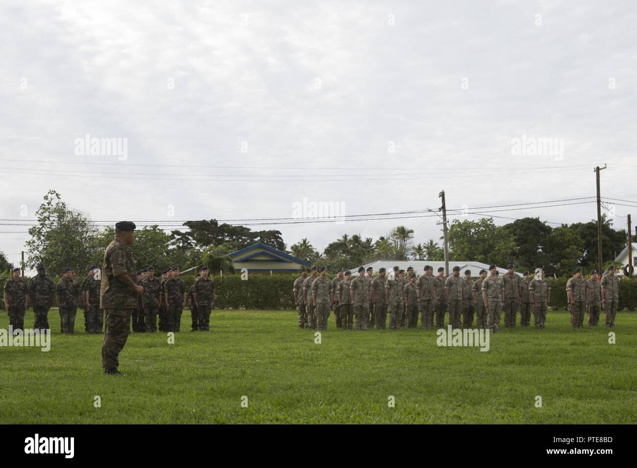 L'île de Tongatapu (Tonga) - Le Lieutenant-colonel Seigneur Ve'ehala, chef d'opérations conjointes, les Forces armées de Sa Majesté, donne ouverture au cours de la cérémonie d'ouverture de l'exercice TAFAKULA 17 juillet sur l'île de Tongatapu (Tonga). Cette cérémonie marque le début de deux semaines de formation d'infanterie et de l'application de la loi entre les Marines américains et les marins, les Tonga, les Forces armées de Sa Majesté, les soldats français et les Forces de défense. Banque D'Images