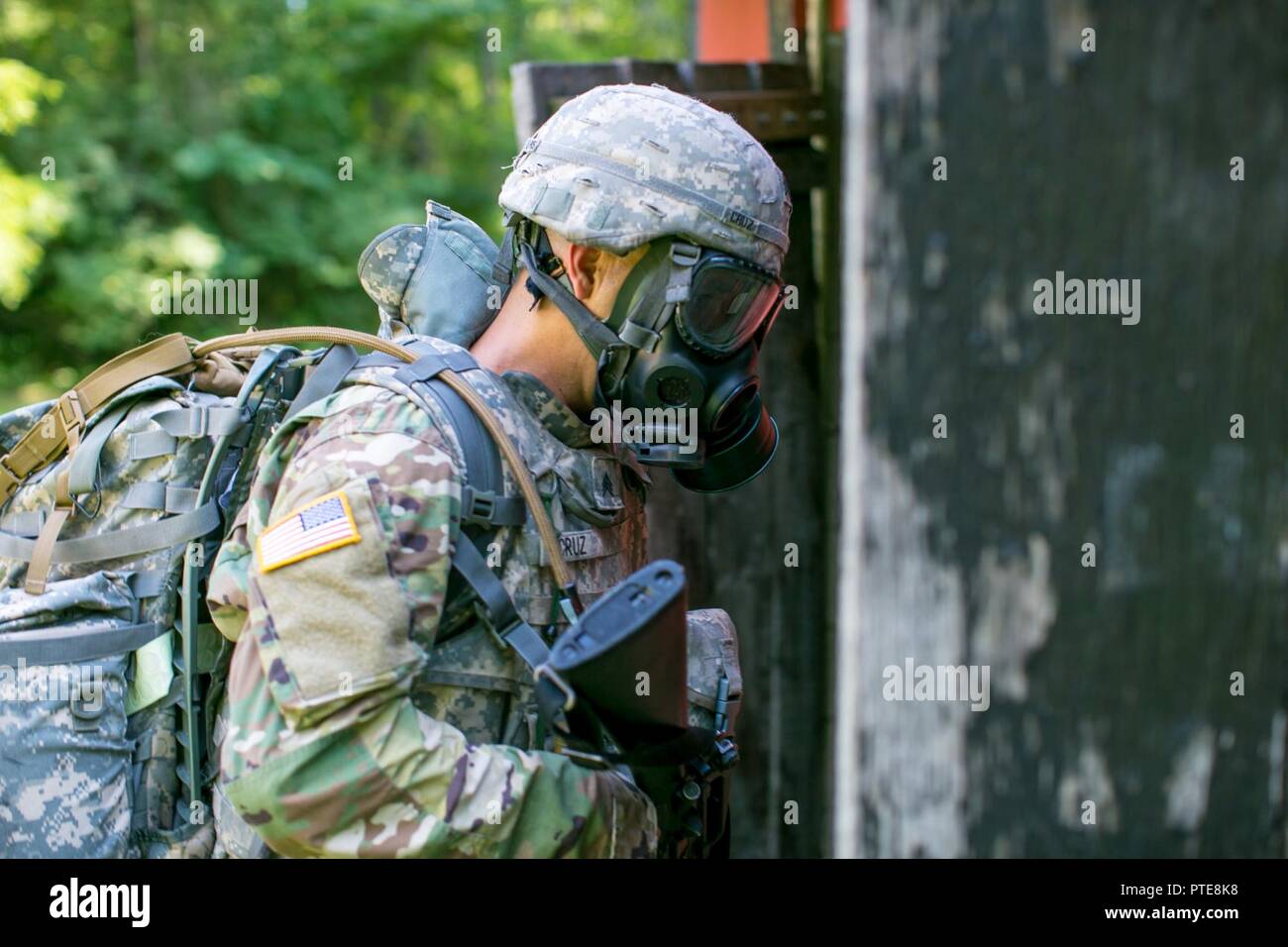 Le sergent de l'armée américaine. Luis Cruz, affecté à la 688th Port rapide ouvrant, entre dans une zone contaminée portant un masque à gaz lors d'un incident chimique, biologique, radiologique et nucléaire dans le cadre du scénario 2017 le commandement du matériel de l'Armée Concours du meilleur guerrier, le 17 juillet 2017, à Camp Atterbury, Indiana. Au cours des trois jours de compétition, ces guerriers d'élite sont de base et avancées sur l'essai des tâches et des exercices du guerrier. Banque D'Images
