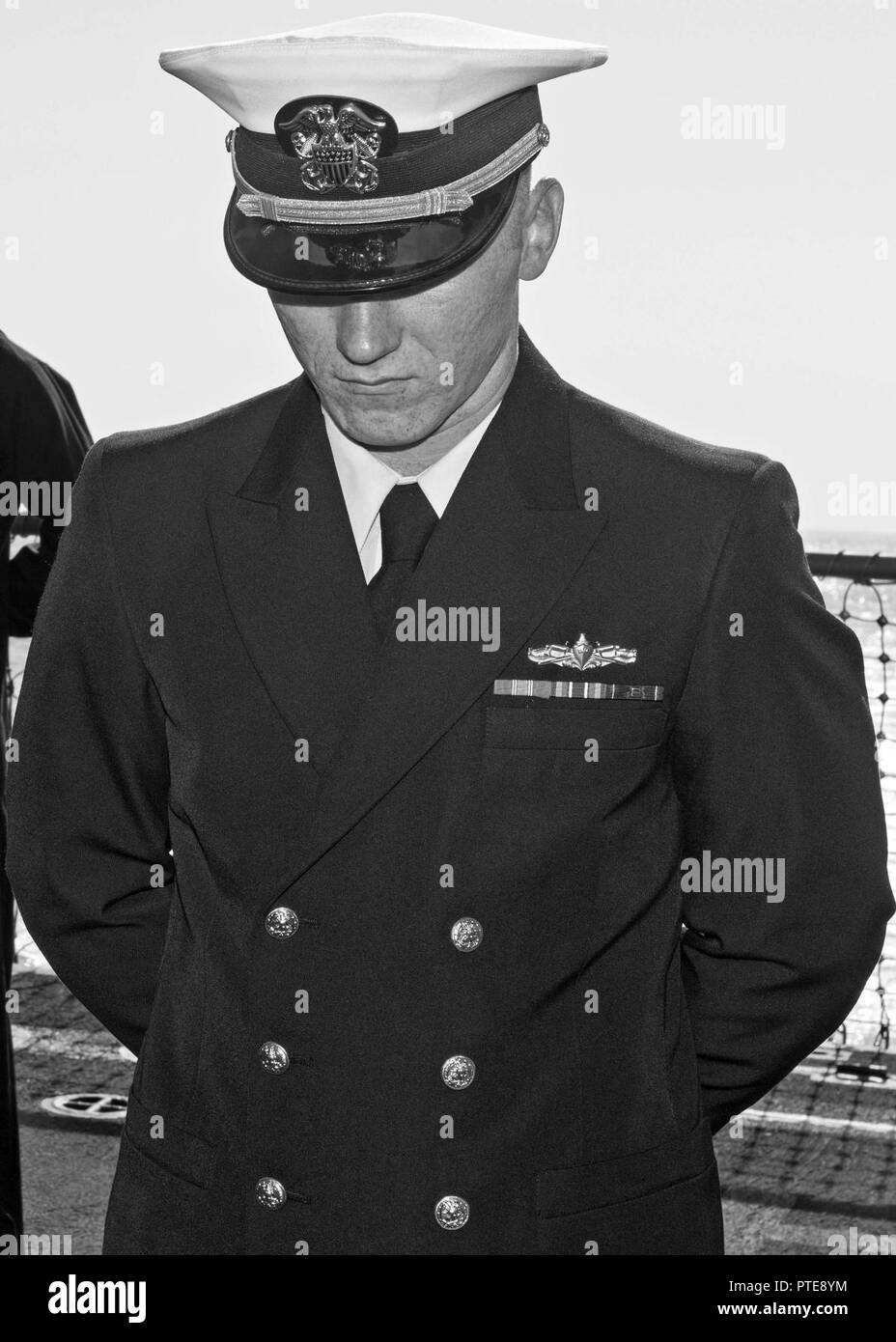 Mer Méditerranée (16 juillet 2017) Le lieutenant J.G. Thomas Ibrom s'incline la tête pour la prière durant un enterrement en mer à bord de la cérémonie missiles USS Truxtun (DDG 103). Truxtun, partie de la George H. W. Groupe aéronaval du Bush (GHWBCSG), mène des opérations navales dans la sixième flotte américaine zone d'opérations à l'appui de la sécurité nationale des États-Unis en Europe et en Afrique. Banque D'Images