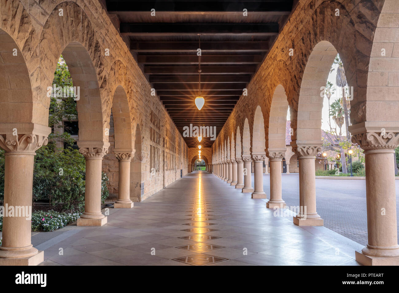 Colonnade extérieure couloir de l'Université de Stanford, Bâtiment du campus Banque D'Images