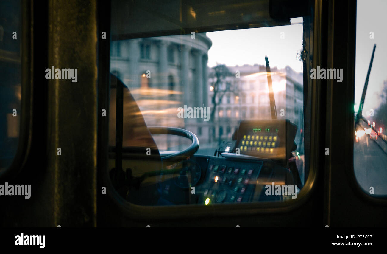 Un vieux bus est prenant des mesures à travers les rues de Budapest, Hongrie, Europe Banque D'Images