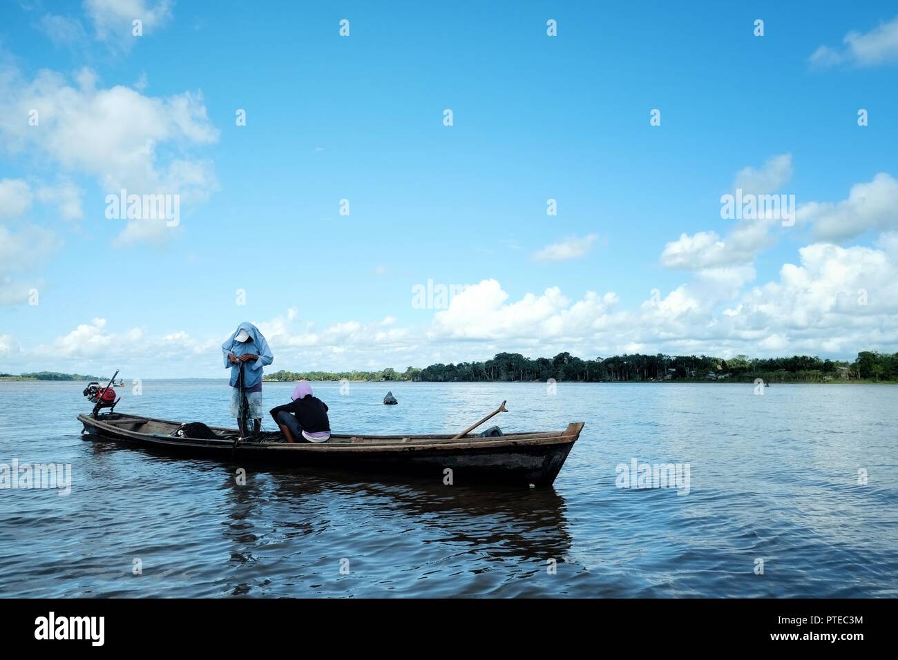 La vallée de Javari, Amazonie / Brésil - 15 févr. 2016 : fisherman en préparation pour une séance de l'après-midi tout en couvrant jusqu'à la chaleur Banque D'Images