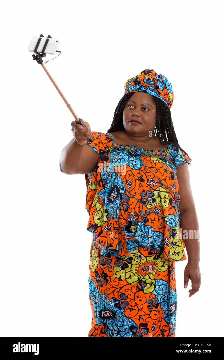 Fat black African woman standing tout en tenant un bâton et selfies Banque D'Images