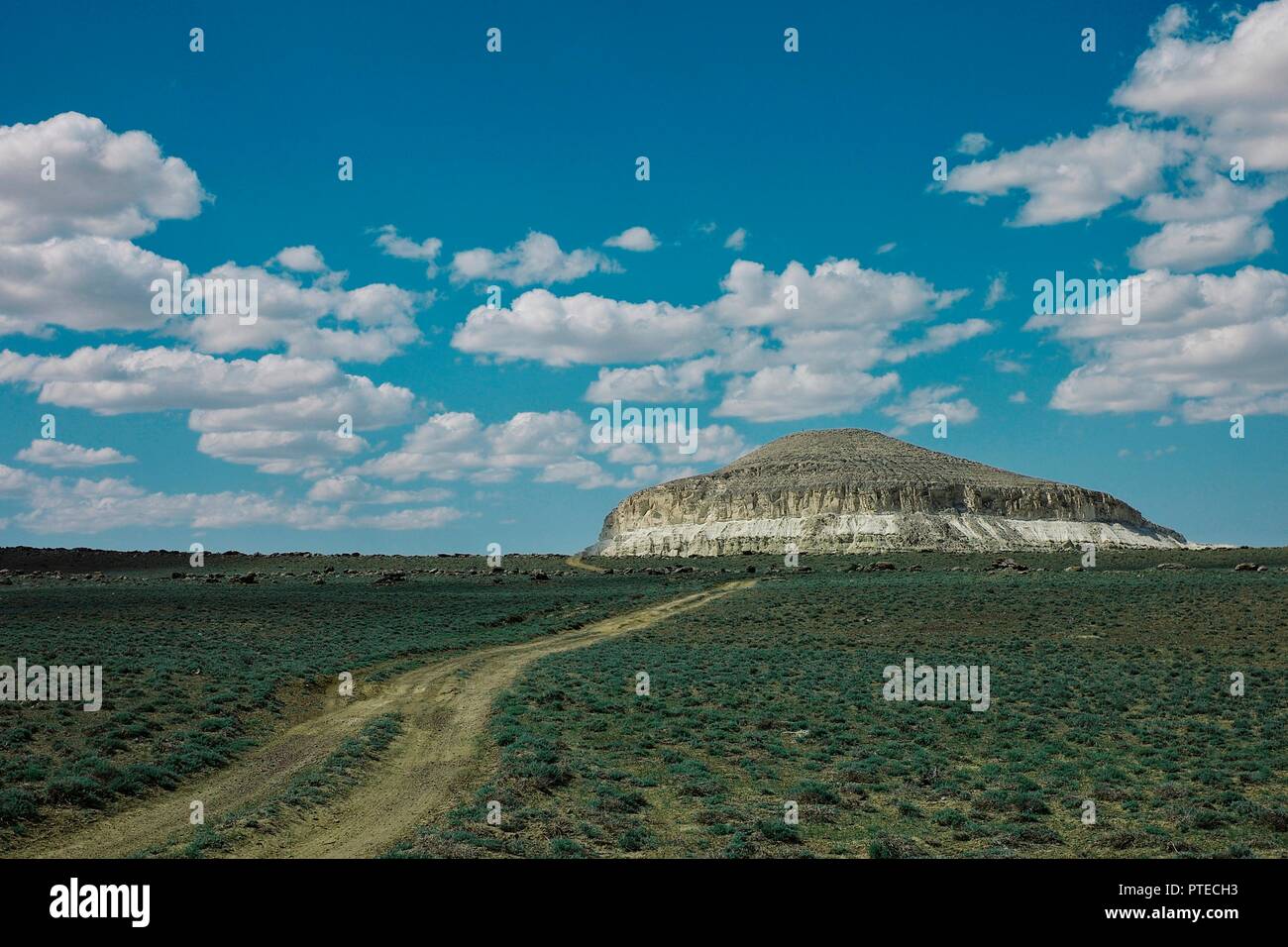 / Aktau Kazakhstan - 28 Apr 2011 : belles collines lointaines de la steppe Banque D'Images