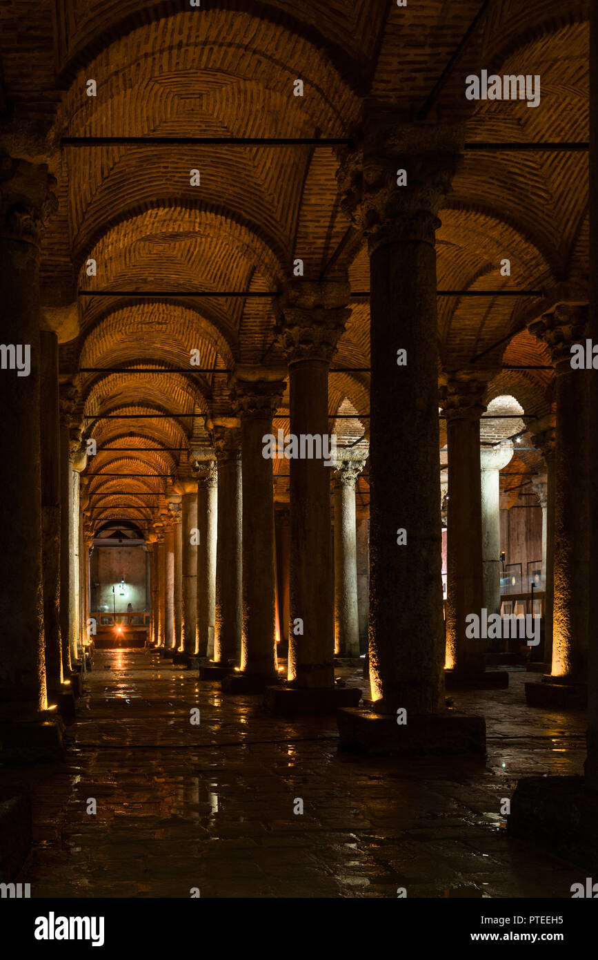 Vue sur les rangées de colonnes de marbre romain dans la Citerne Basilique ou Yerebatan Sarnıcı, Istanbul, Turquie Banque D'Images