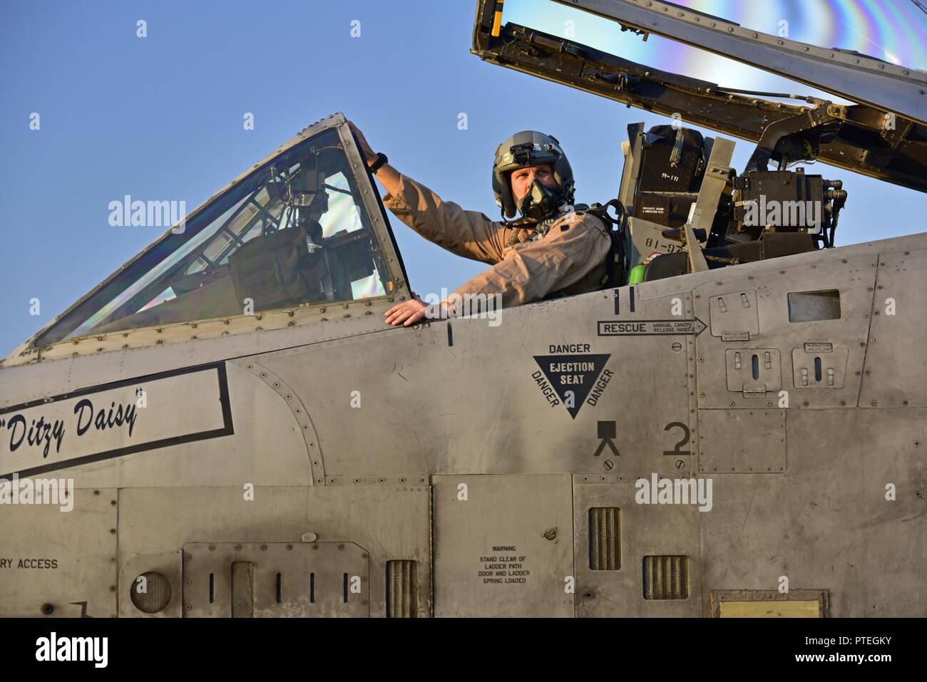 Le lieutenant-colonel Ben Rudolphi, 407e Escadron de soutien expéditionnaire, commandant de l'opération se prépare à taxi jusqu'à l'aire de l'A-10 Thunderbolt II le 11 juillet 2017, à la base aérienne d'Incirlik, en Turquie. Rudolphi a fourni un double rôle dans l'exploitation inhérents résoudre comme commandant de la 407e EOSS en Asie du Sud-Ouest et d'être directement dans la lutte contre la réalisation d'une ISIS-10 missions de vol avec le 447e groupe expéditionnaire aérienne. L'A-10 prend en charge les forces de terre avec de l'air et de l'étroite rapide de l'emploi contactez le support. Elle utilise une variété de bombe, missiles et un 30mm GAU-8 Sept-canon mitrailleuse Gatling. Banque D'Images