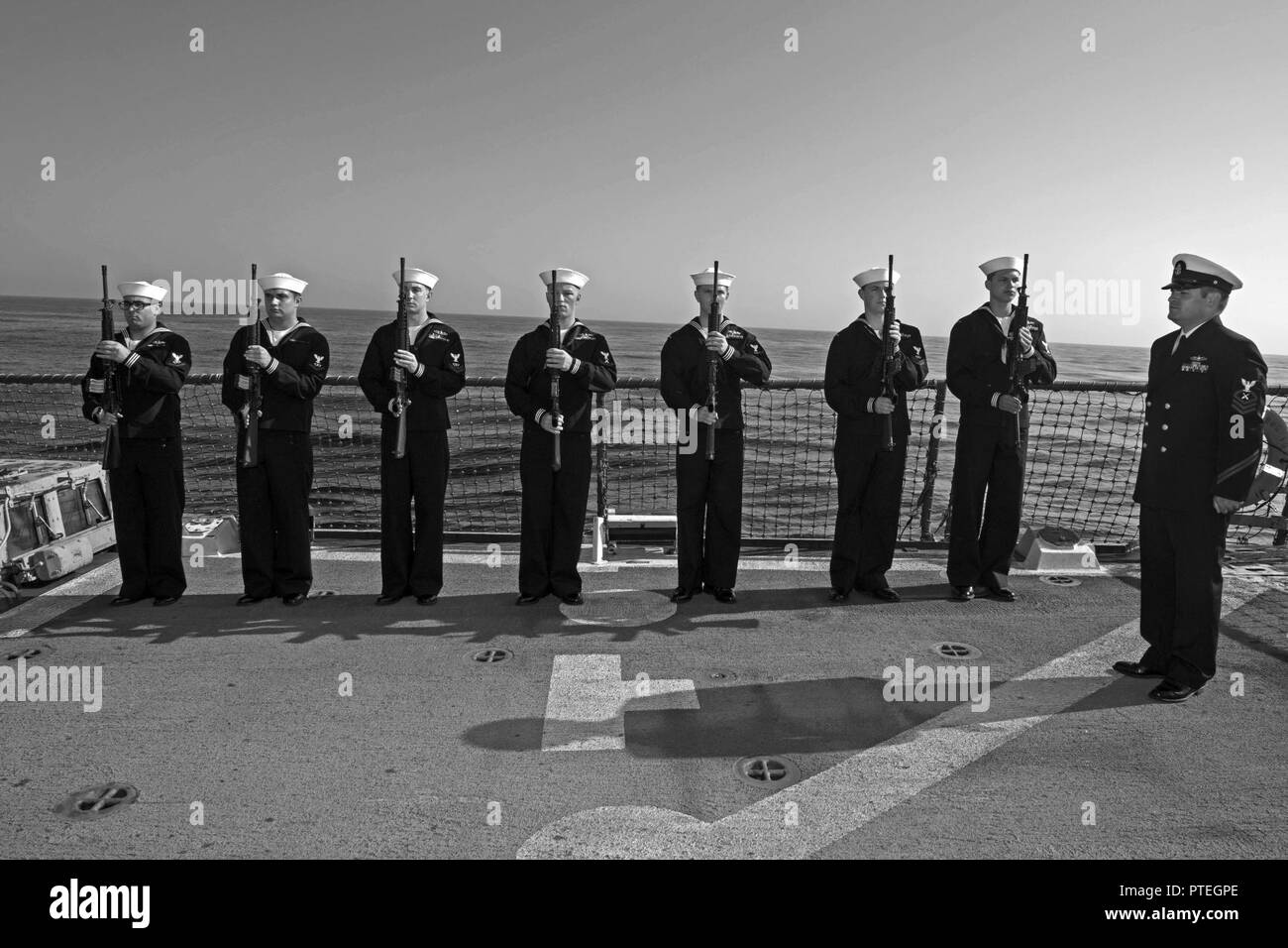 Mer Méditerranée (16 juillet 2017) peloton de membres présents, à l'occasion d'un enterrement en mer à bord de la cérémonie missiles USS Truxtun (DDG 103). Truxtun, partie de la George H. W. Groupe aéronaval du Bush (GHWBCSG), mène des opérations navales dans la sixième flotte américaine zone d'opérations à l'appui de la sécurité nationale des États-Unis en Europe et en Afrique. Banque D'Images