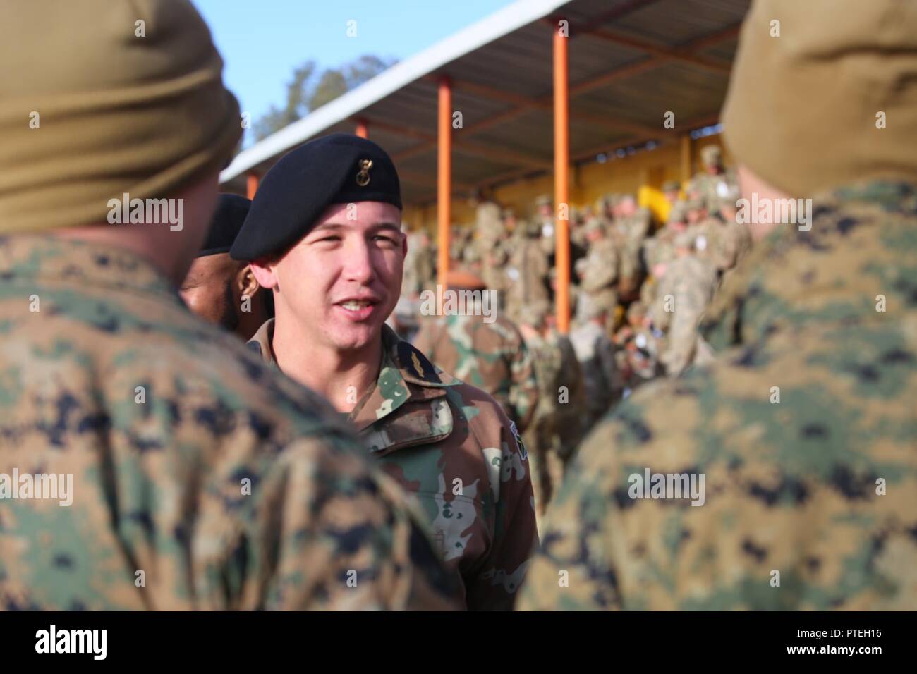 Un membre de la marine sud-africaine's Maritime flotte de réaction (MME) parle de camaraderie et construit avec des Marines des États-Unis pendant une pause en cours de formation dans le cadre de l'Accord Commun 17 (SA17) au combat de l'armée d'Afrique du Sud, Centre de formation Lohatla, Afrique du Sud, le 17 juillet 2017. Dans les prochains jours, les membres du MRS et des Marines américains se forment des unités intégrées, établir l'interopérabilité comme ils apprennent chaque autres des techniques, tactiques et procédures. SA17 est une initiative conjointe d'exercice de formation sur le terrain avec nos partenaires sud-africains l'accent sur les opérations de maintien de la paix destinées à des participants à l'exercice" Banque D'Images