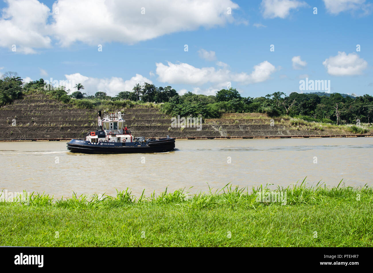 Tugboat en transit dans de canal de Panama à l'extrémité sud-ouest du lac Gatun et la confluence avec la rivière Chagres Banque D'Images