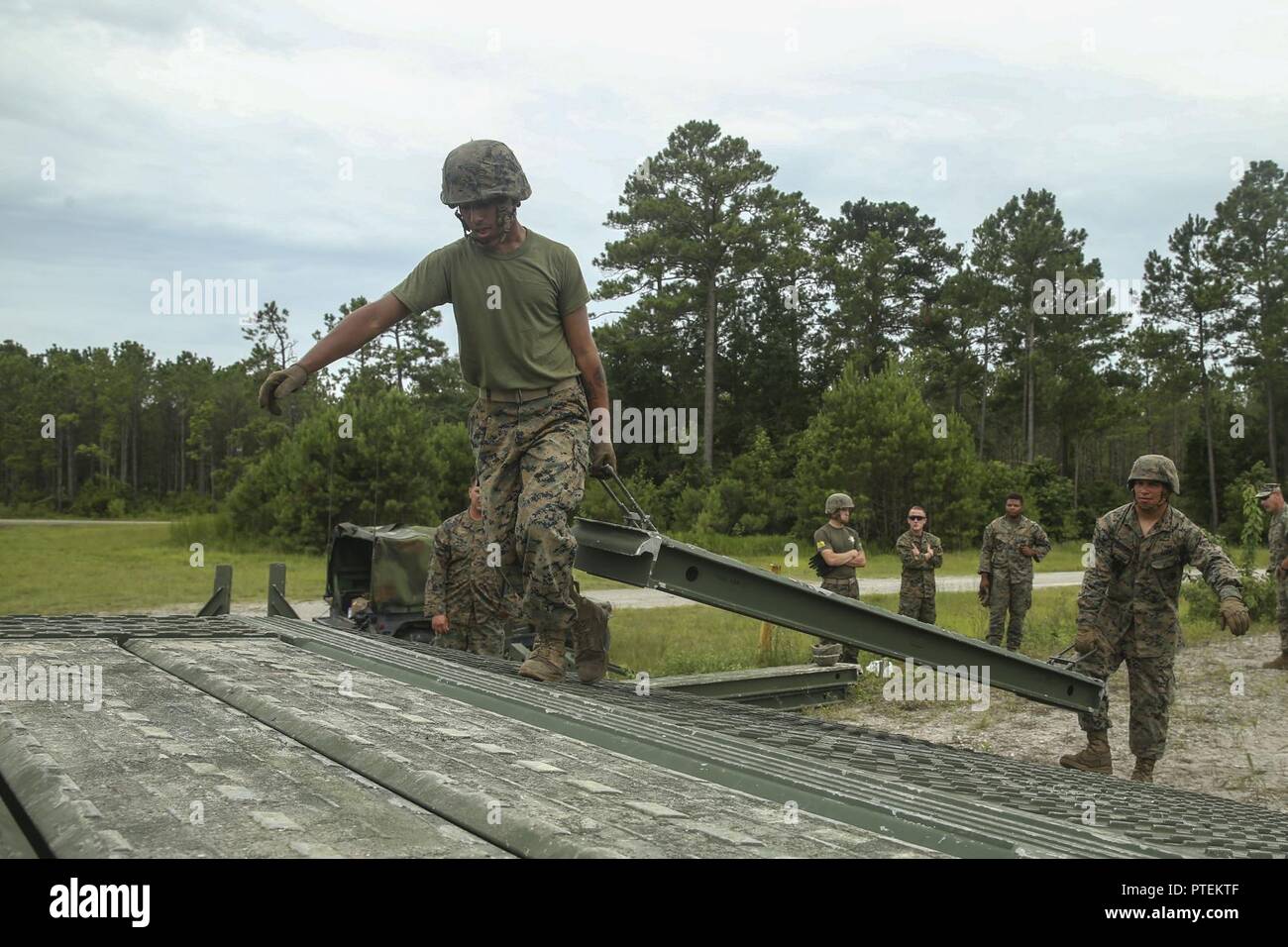 Le Corps des Marines des États-Unis. Julio R. Hernandez, gauche, et lance le Cpl. Jose Vegahernandez, les sapeurs de combat avec Bridge Company, 8e, 2e Bataillon d'appui du Groupe de la logistique maritime, transporter les pièces d'un pont moyen pendant 17 Loup de fer à la zone d'atterrissage Dove sur Camp Lejeune, N.C., le 17 juillet 2017. Fer à Repasser Loup est un exercice annuel conçu pour intégrer de multiples unités de II Marine Expeditionary Force pour simuler des conditions de combat qui peuvent faire face à des marines pendant le déploiement. Banque D'Images