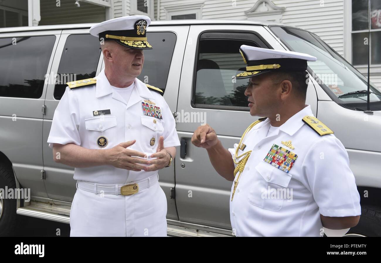 R.I. (14 juillet 2017) Arrière Adm. Jeffrey A. Harley (à gauche), président, U.S. Naval War College, des pourparlers avec la marine japonaise Adm arrière. Koji Manabe (à droite), commandant, le Japon, l'escadron de formation avant le début de la 34e édition du Festival de bateaux noirs à Newport, Rhode Island. Présenté par la Japan Society of Rhode Island, le festival est un échange culturel divertissants et éducatifs qui honore le commodore Matthew C. Perry et l'établissement des relations commerciales entre les États-Unis et le Japon en 1854. Perry, un natif de Newport, a négocié le traité et a rapproché les deux pays Banque D'Images