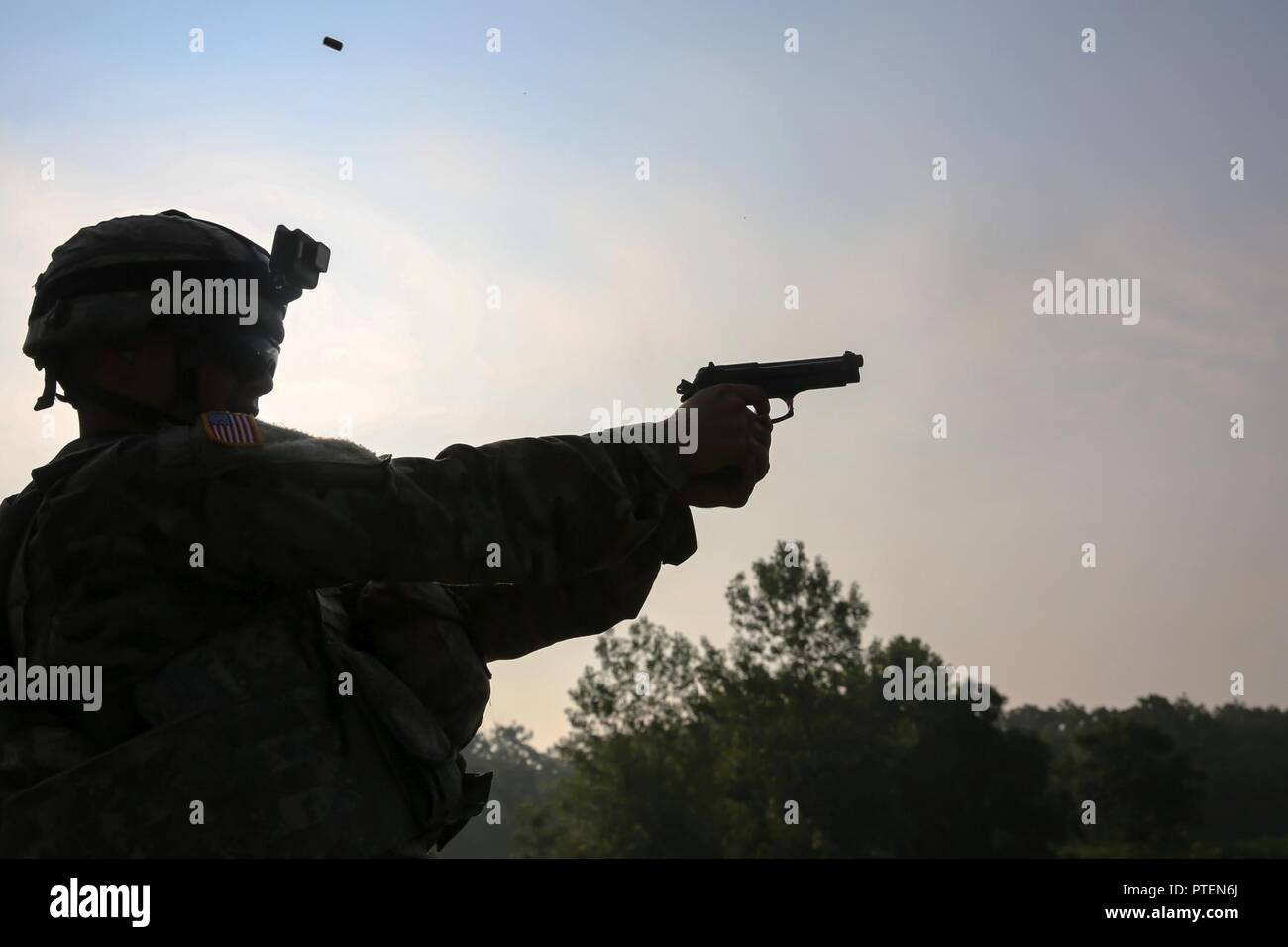 Le sergent de l'armée américaine. Luis Cruz tire un pistolet M9 au cours de la 2017 le commandement du matériel de l'Armée Concours du meilleur guerrier, le 18 juillet 2017, à Camp Atterbury, Indiana. Au cours des trois jours de compétition, les soldats sont testés sur les tâches de base et avancée warrior et les exercices. Cruz est affecté à la 687e port rapide ouvrant. Banque D'Images
