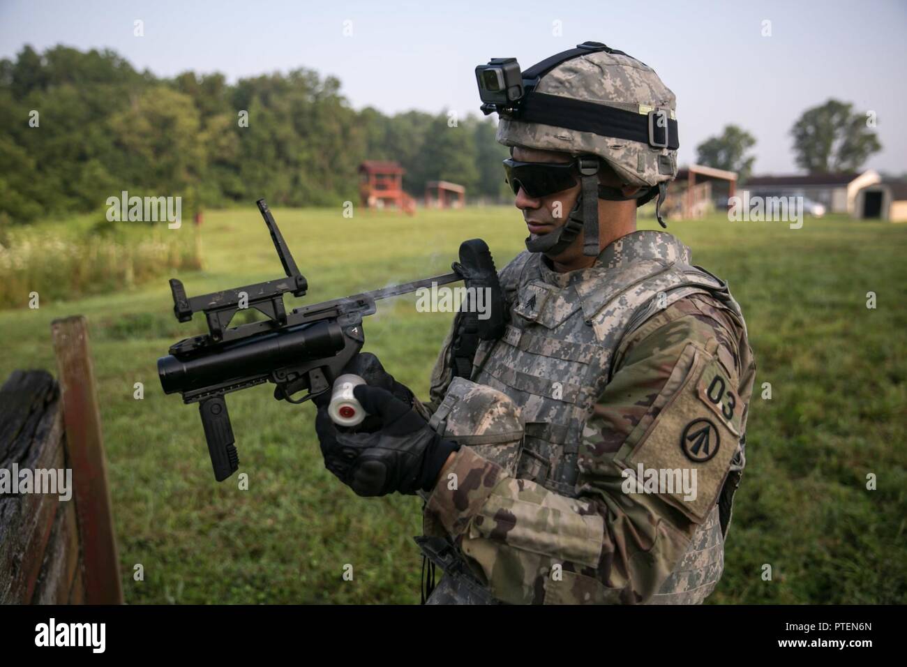 Le sergent de l'armée américaine. Luis Cruz supprime une grenade 40mm cartouche à un lance-grenades au cours de la gamme 2017 du Commandement du matériel de l'Armée Concours meilleur guerrier, 18 juillet 2017, à Camp Atterbury, Indiana. Au cours des trois jours de compétition, les soldats sont testés sur les tâches de base et avancée warrior et les exercices. Cruz est affecté à la 687e port rapide ouvrant. Banque D'Images
