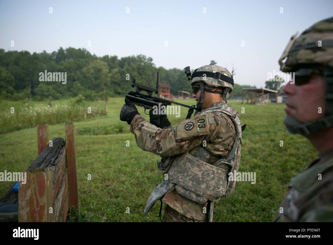 Le sergent de l'armée américaine. Luis Cruz tire une grenade de 40mm avec une formation lance-grenades M320 module à l'armée de 2017 du Commandement du matériel de la concurrence meilleur guerrier 18 juillet 2017, à Camp Atterbury, Indiana. Au cours des trois jours de compétition, les soldats sont testés sur les tâches de base et avancée warrior et les exercices. Cruz est affecté à la 687e port rapide ouvrant. Banque D'Images