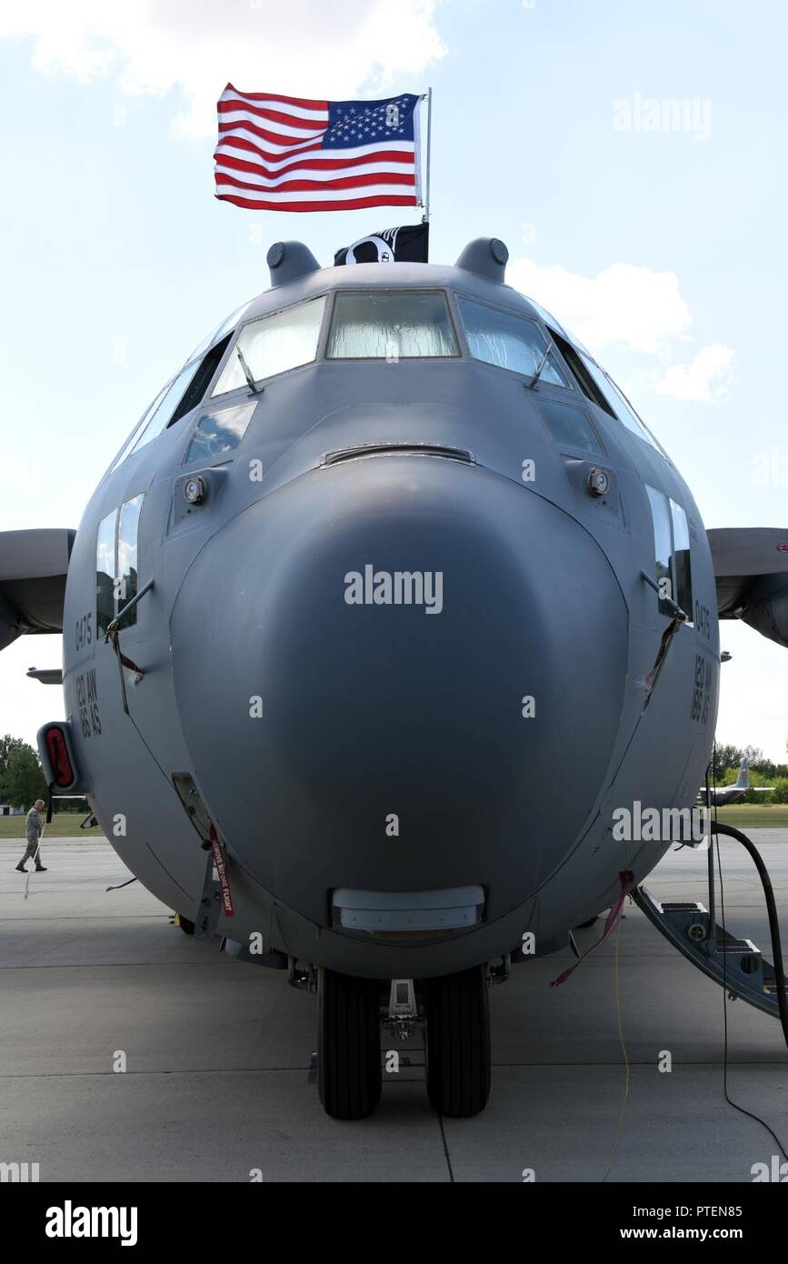 Montana un Air National Guard C-130 Hercules affecté à la 120e Airlift Wing se trouve à la base aérienne de Papa, de la Hongrie, lors de l'exercice Réponse rapide 17, 16 juillet 2017. Réponse rapide est liée à l'exercice 17, un gardien de Sabre de l'armée américaine dirigée par l'Europe, un exercice multinational qui s'étend à travers la Bulgarie, la Hongrie et la Roumanie, avec plus de 25 000 militaires de 22 pays alliés et partenaires des Nations unies. Banque D'Images