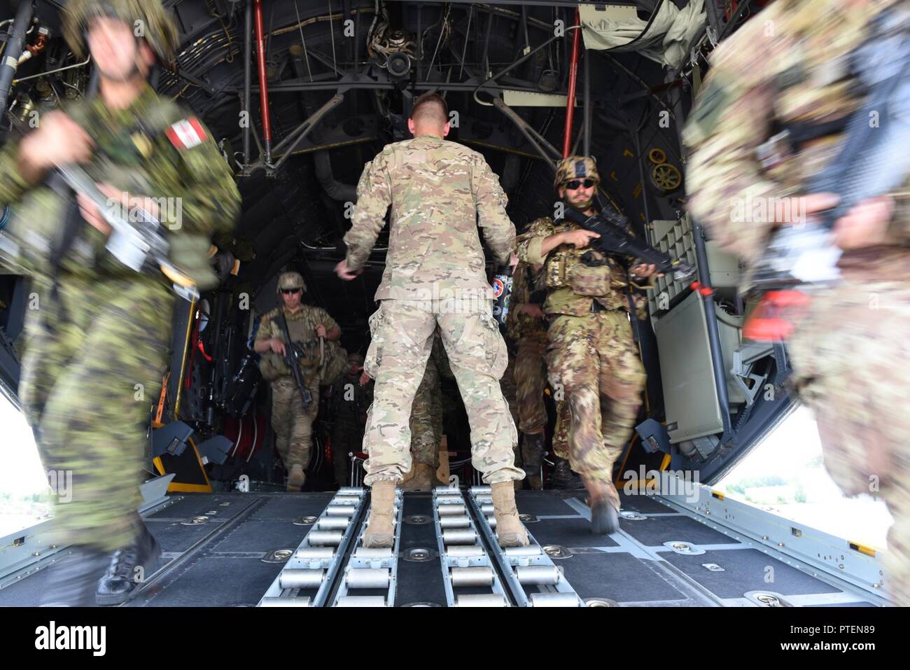 États-unis et du comportement du personnel militaire multinationale formation charge statique à Papa Air Base, la Hongrie, sur une réserve de l'US Air Force Commande C-130 Hercules affecté à la 302e Escadre de transport aérien, au cours de l'effort de réponse rapide 17, 16 juillet 2017. Réponse rapide est liée à l'exercice 17, un gardien de Sabre de l'armée américaine dirigée par l'Europe, un exercice multinational qui s'étend à travers la Bulgarie, la Hongrie et la Roumanie, avec plus de 25 000 militaires de 22 pays alliés et partenaires des Nations unies. Banque D'Images