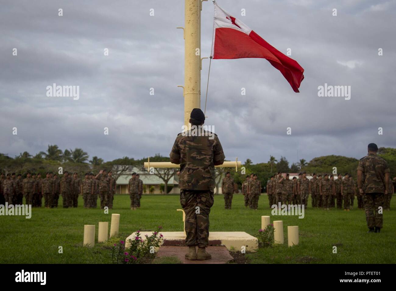 Un membre de Sa Majesté des Tonga dans les Forces canadiennes soulève le tonguien drapeau au cours d'une cérémonie d'ouverture de l'exercice pour TAFAKULA sur l'île de Tongatapu (Tonga, le 17 juillet 2017. TAFAKULA d'exercice est conçu pour renforcer l'armée à militaires relations entre Sa Majesté des Tonga dans l'Armée, l'armée française de Nouvelle Calédonie, New Zealand Defence Force, et les Forces armées des États-Unis. Banque D'Images