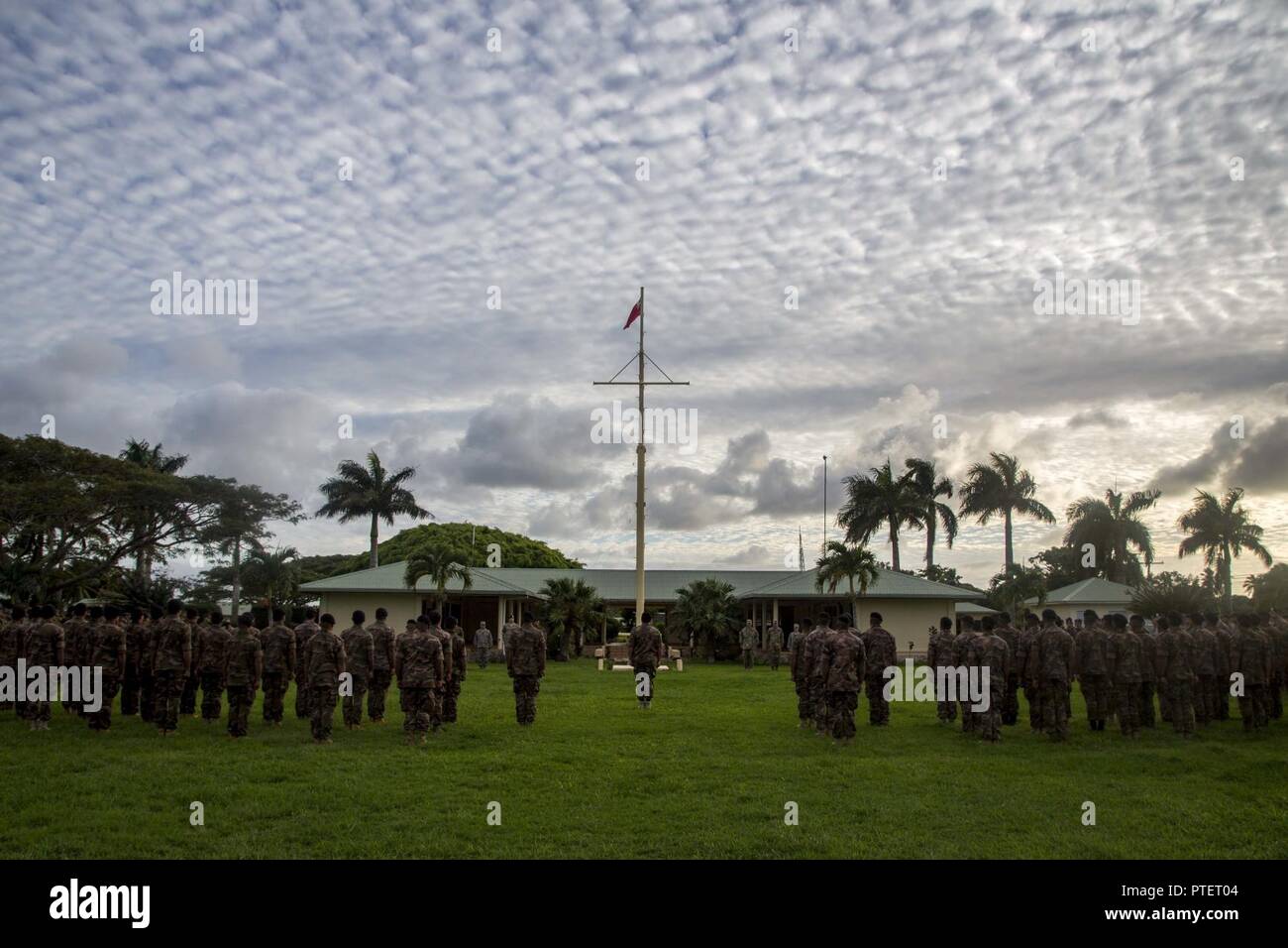 Les Marines américains, et les marins à la Task Force 17 Koa Moana, Tonga's Son Masjesty, les Forces armées de l'armée française de Nouvelle-Calédonie, soldats et membres de la Force de défense néo-zélandaise au garde à vous lors d'une cérémonie d'ouverture de l'exercice pour TAFAKULA sur l'île de Tongatapu (Tonga, le 17 juillet 2017. TAFAKULA d'exercice est conçu pour renforcer l'armée à militaires relations entre Sa Majesté des Tonga dans l'Armée, l'armée française de Nouvelle Calédonie, New Zealand Defence Force, et les Forces armées des États-Unis. Banque D'Images
