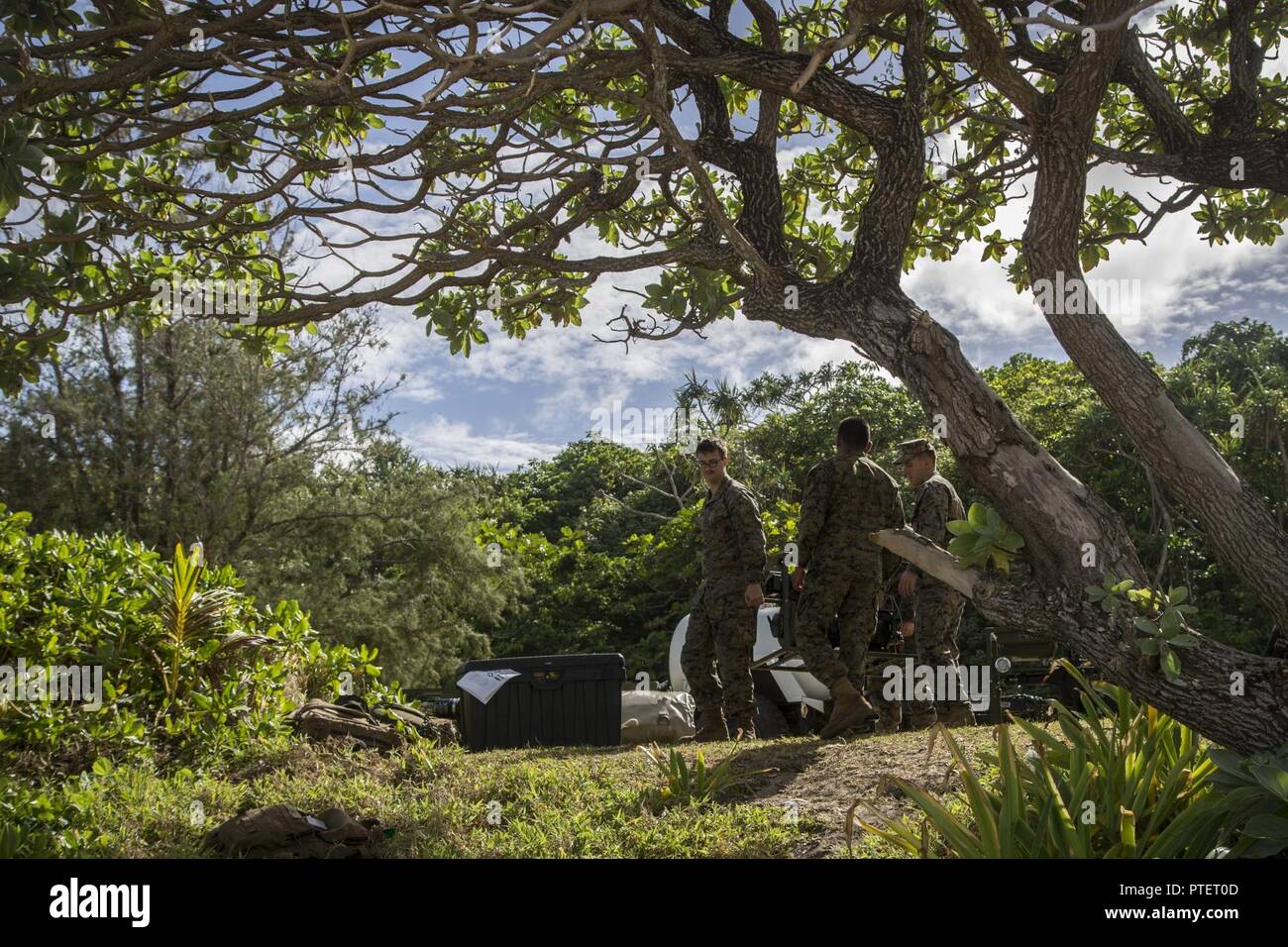 Les Marines américains avec la Force Koa Moana 17, transporter les pièces d'un poids léger Système de purification de l'eau d'une plage sur l'île de Tongatapu (Tonga) TAFAKULA au cours de l'exercice 2017, 17 juillet. TAFAKULA d'exercice est conçu pour renforcer l'armée à militaires, les relations entre la formation de combat de l'infanterie et de Sa Majesté des Tonga dans l'Armée, l'armée française de Nouvelle Calédonie, New Zealand Defence Force, et les Forces armées des États-Unis. Banque D'Images