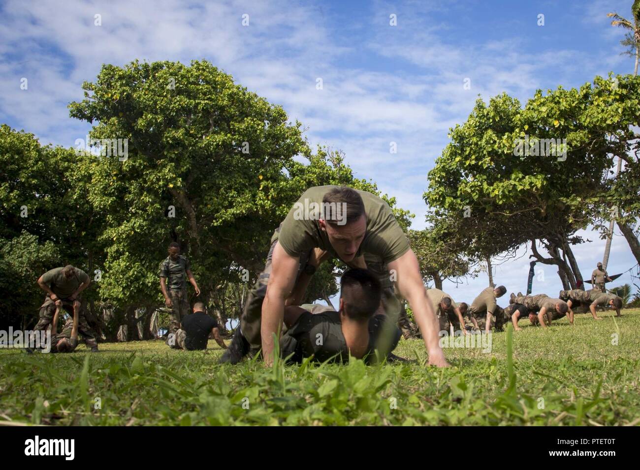 Une armée française de Nouvelle-calédonie (AFCN) soldat "pistolet" traîne un autre soldat pour lutter contre l'AFCN climatisation pendant la formation d'arts martiaux dans le cadre de l'exercice TAFAKULA sur l'île de Tongatapu (Tonga, le 18 juillet 2017. TAFAKULA d'exercice est conçu pour renforcer l'armée à militaires relations entre Sa Majesté des Tonga dans l'Armée, l'armée française de Nouvelle Calédonie, New Zealand Defence Force, et les Forces armées des États-Unis. Banque D'Images