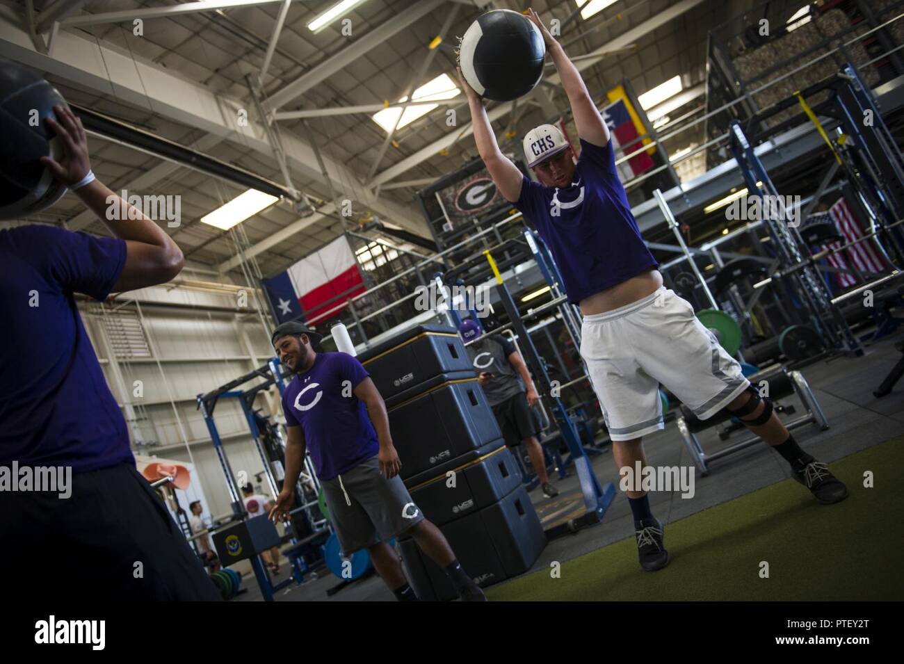 Clovis High School les joueurs de football de l'exercice au 26e Escadron tactique spéciale durant leur tournée du gymnase à Cannon Air Force Base, NM, 19 juillet 2017. Les élèves ont suivi un schéma thérapeutique construit et utilisé par les aviateurs 26 STS dans ce que l'un d'eux décrit comme une "installation de classe mondiale." Banque D'Images