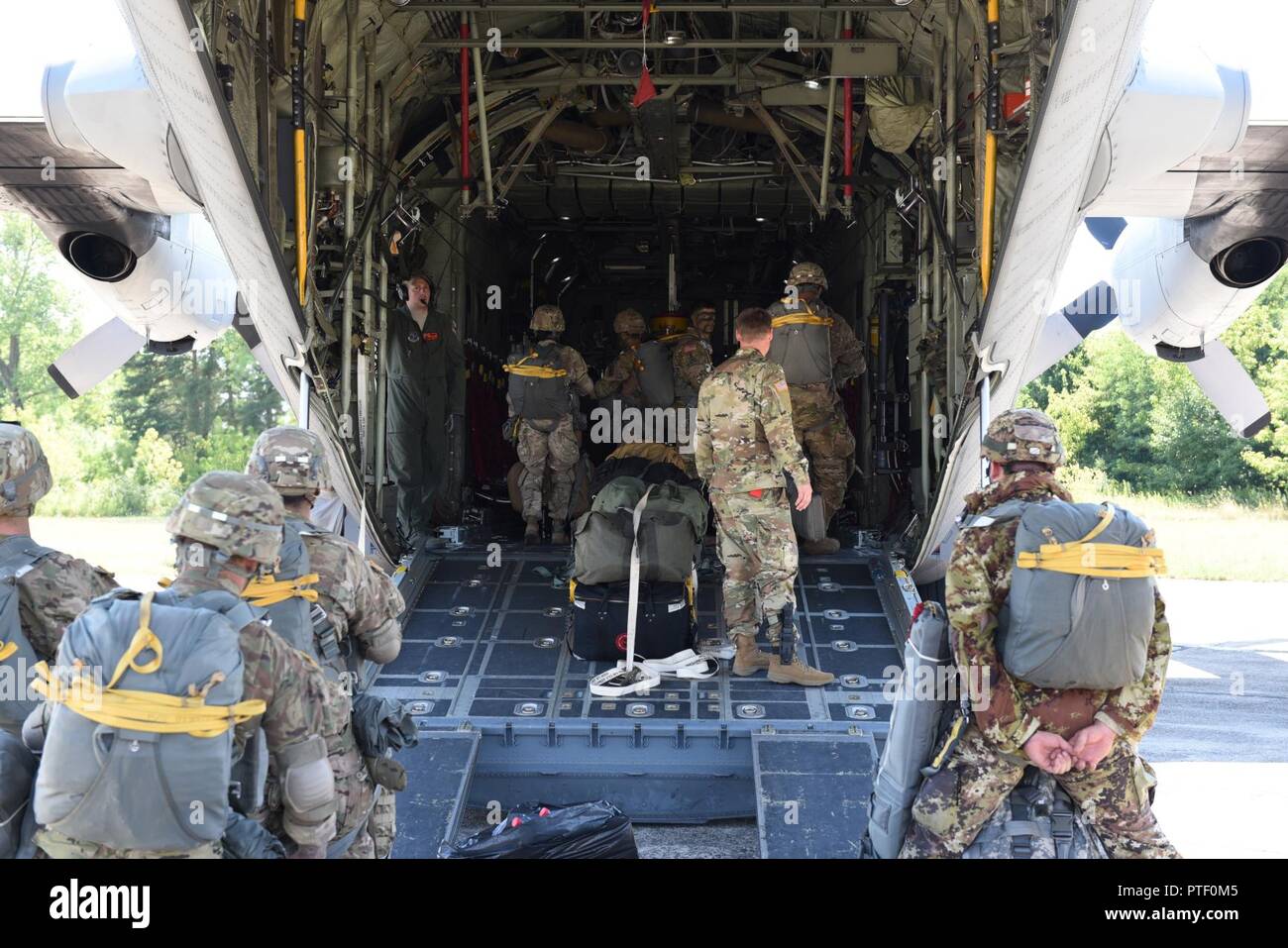 Le personnel militaire multinationale bord d'un C-130 Hercules de la 182e Escadre de transport aérien, l'Illinois Air National Guard, à la base aérienne de Papa, de la Hongrie, de mener les opérations aéroportées à Bezmer Air Base, Bulgarie, le 18 juillet 2017, lors de l'exercice Réponse rapide 17. Réponse rapide est liée à l'exercice 17, un gardien de Sabre de l'armée américaine dirigée par l'Europe, un exercice multinational qui s'étend à travers la Bulgarie, la Hongrie et la Roumanie, avec plus de 25 000 militaires de 22 pays alliés et partenaires des Nations unies. Banque D'Images