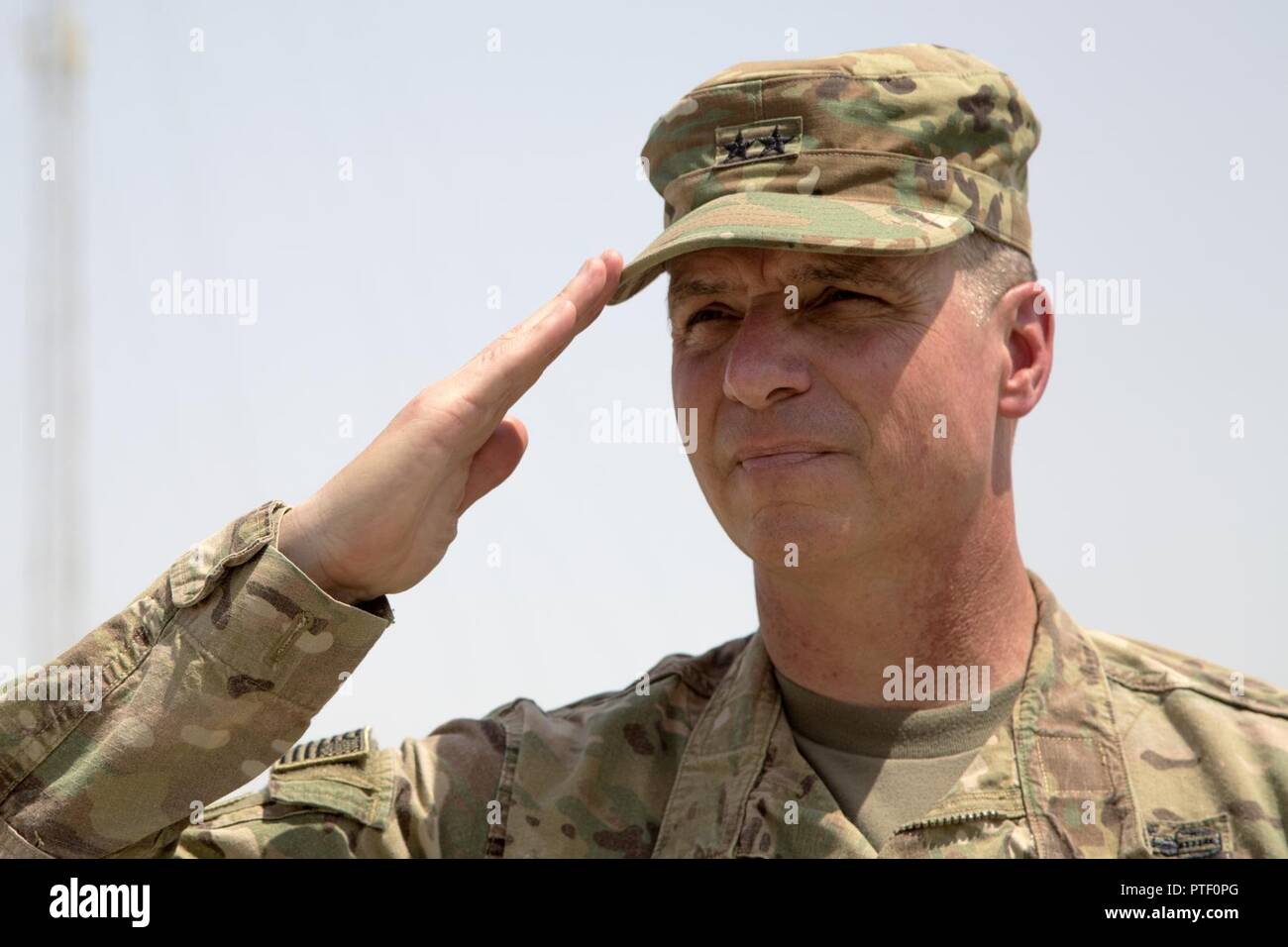 L'Armée américaine, le général Joseph M. Martin le général commandant de la composante terrestre des Forces Interarmées - Fonctionnement de la commande résoudre inhérent et la 1ère Division d'infanterie rend un hommage au cours d'une cérémonie de lever du drapeau américain lors de sa visite à la plage de Besmaya complexe, l'Iraq, le 11 juillet 2017. Martin a reçu un aperçu des contributions à l'intervention conjointe combinée Force-Operation résoudre inhérent à la mission de renforcer les capacités des partenaires par la formation et de l'amélioration de la capacité des forces des combats en partenariat avec ISIS. Les GFIM-OIR est la Coalition mondiale pour vaincre ISIS en Iraq et en Syrie. Banque D'Images