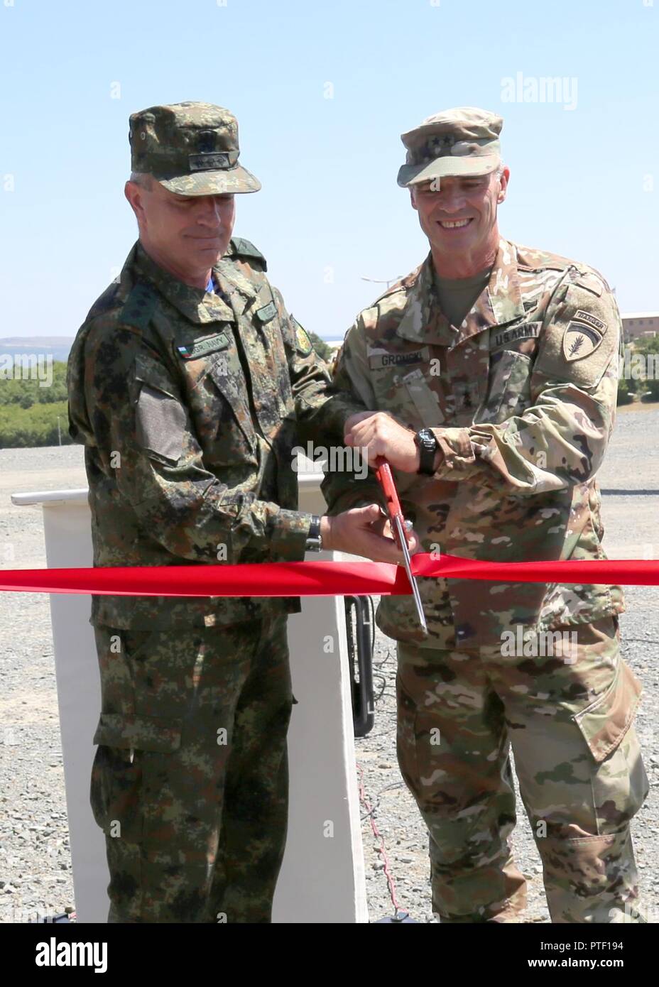 Vice-amiral. Emil Eftimov, chef adjoint de la défense bulgare, et l'armée américaine, le général John Gronski, Commandant général adjoint pour l'Armée de la Garde nationale, l'Europe de l'armée américaine, à la zone d'entraînement de Novo Selo reconnaître l'achèvement de 10 projets d'une valeur de plus de 4 millions par le U.S. Army Corps of Engineers et les entrepreneurs avec une cérémonie d'inauguration. Guardian est un sabre de l'armée américaine dirigée par l'Europe, un exercice multinational qui s'étend à travers la Bulgarie, la Hongrie et la Roumanie, avec plus de 25 000 membres de 22 pays alliés et partenaires des Nations unies. Banque D'Images