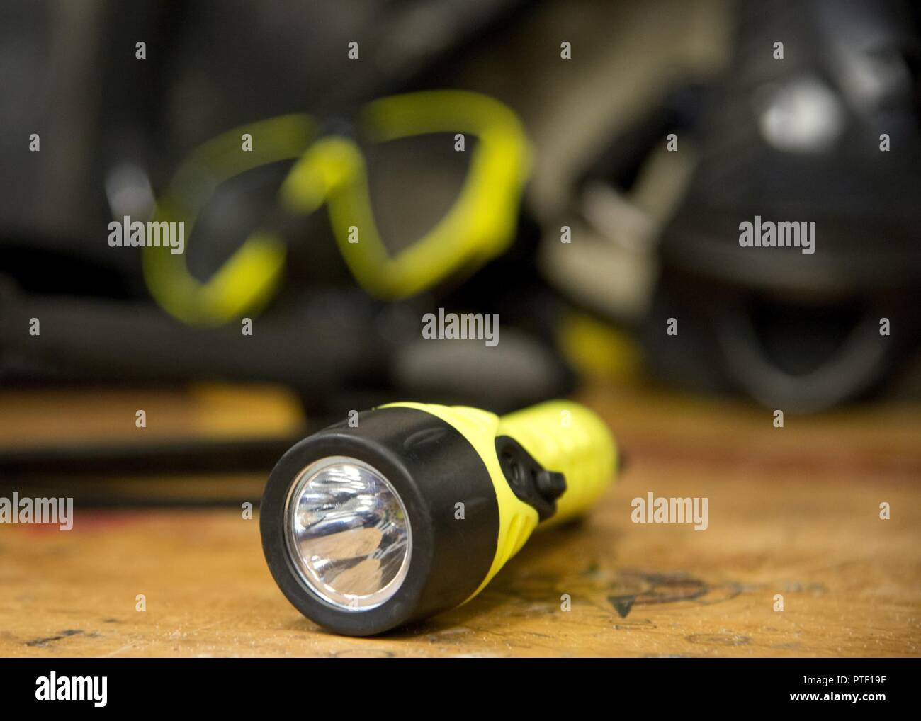 Maître de 3e classe Michael étincelles utilisé cette lampe à haute puissance de signal à un sauvetage à moteur de 47 pieds de l'équipage de la station de la Garde côtière canadienne Fort Macon, le 6 juillet 2017. Des étincelles et de pompier Samuel Ragsdale ont été secourus par les gardes côtes ils travaillent avec à la gare. Banque D'Images