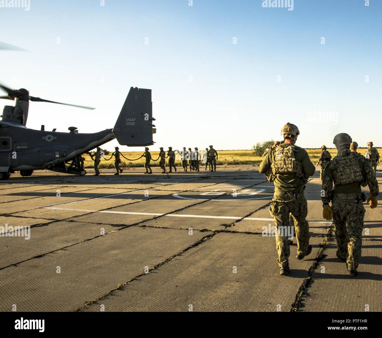 Un CV-22 Osprey est chargé avec des forces d'opérations spéciales américaines au cours d'une corde fast de l'entraînement à Mykolaïv, Ukraine, le 14 juillet 2017 au cours de l'exercice Sea Breeze 17. Brise de Mer est une aux États-Unis et l'Ukraine co-organisé l'exercice maritime multinational qui s'est tenue à la mer Noire et est conçu pour améliorer l'interopérabilité des pays participants et de renforcer la sécurité maritime dans la région. Banque D'Images