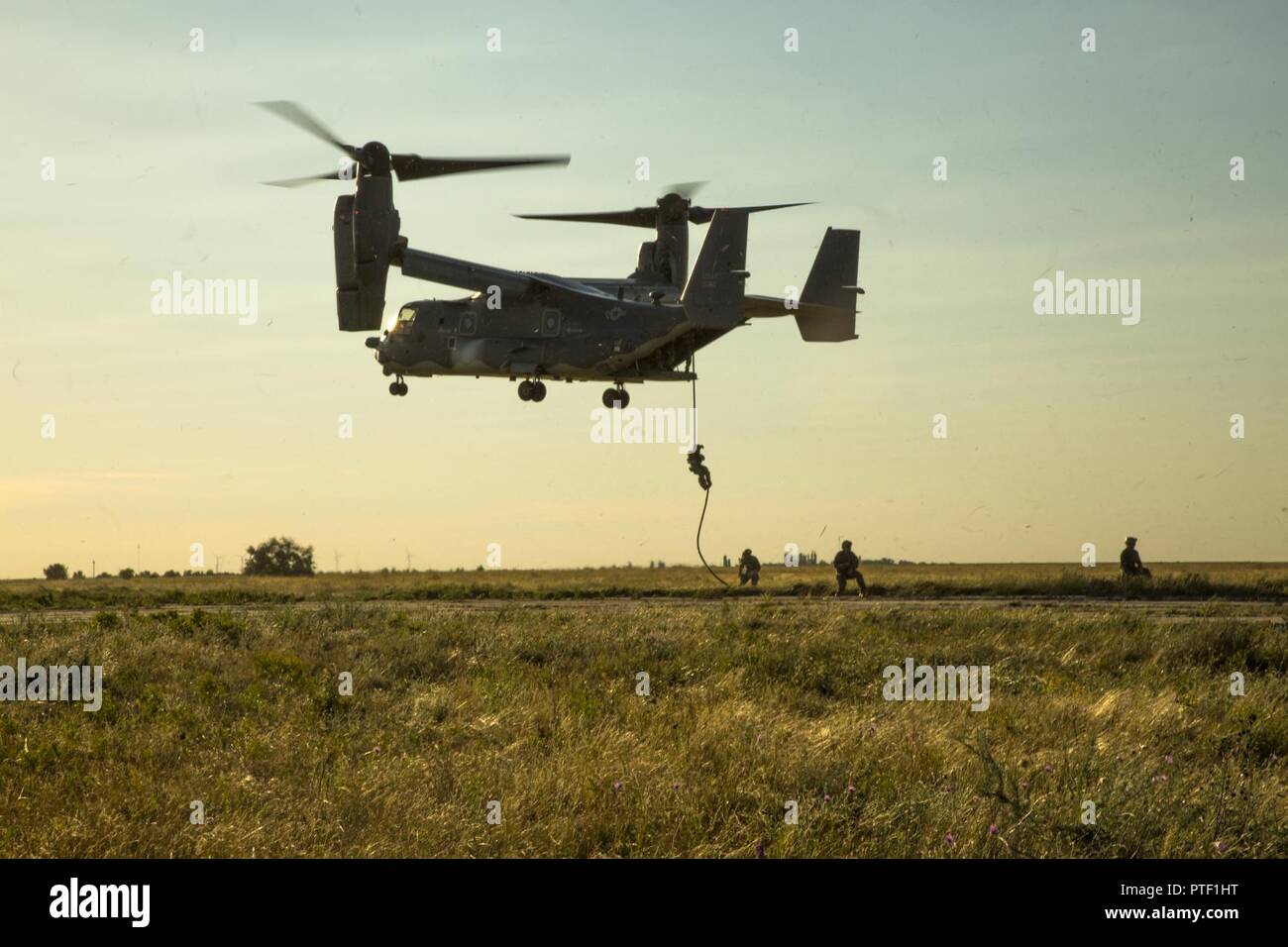 Les forces d'opérations spéciales américaines corde rapide à partir d'un CV-22 Osprey planant à Mykolaïv, Ukraine, le 14 juillet 2017 au cours de l'exercice Sea Breeze 17. Brise de Mer est une aux États-Unis et l'Ukraine co-organisé l'exercice maritime multinational qui s'est tenue à la mer Noire et est conçu pour améliorer l'interopérabilité des pays participants et de renforcer la sécurité maritime dans la région. Banque D'Images