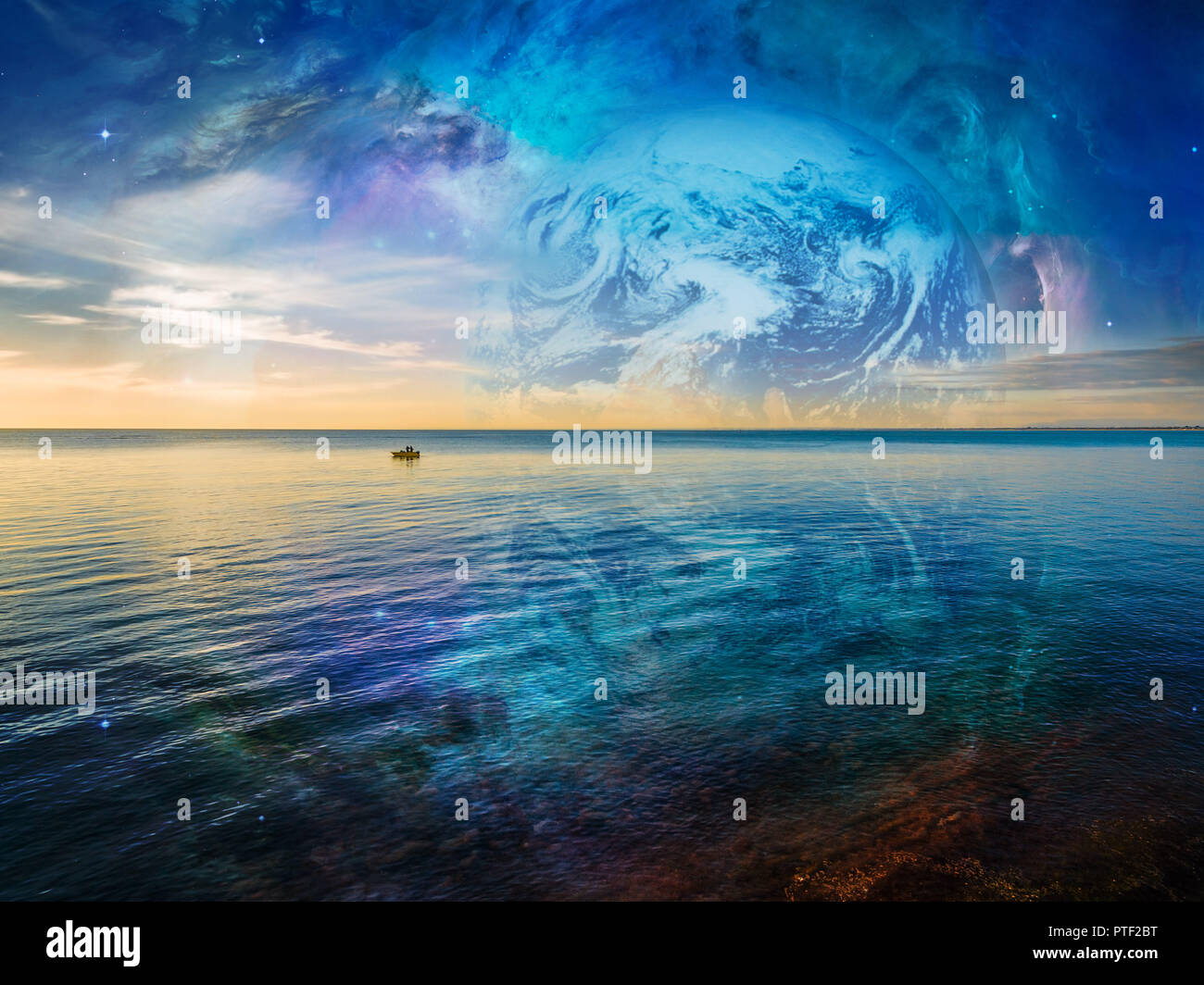 Imaginaire Paysage - lonely bateau de pêche flottant sur l'océan tranquille avec de l'eau planète et galaxie dans le ciel. Les éléments de cette image sont fournis par Banque D'Images