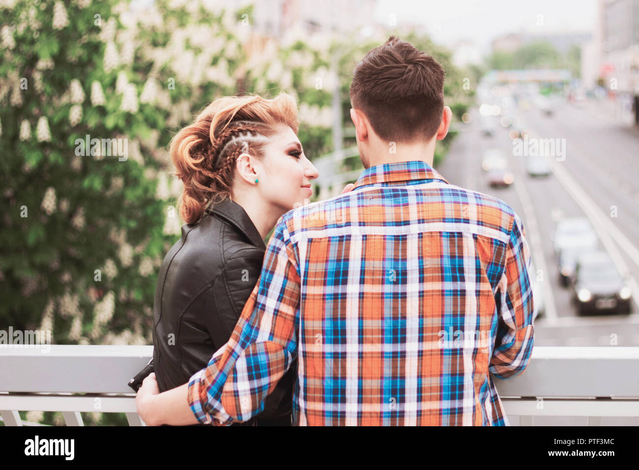 Concept d'amour:jeune beau couple standing on bridge dans big city Banque D'Images