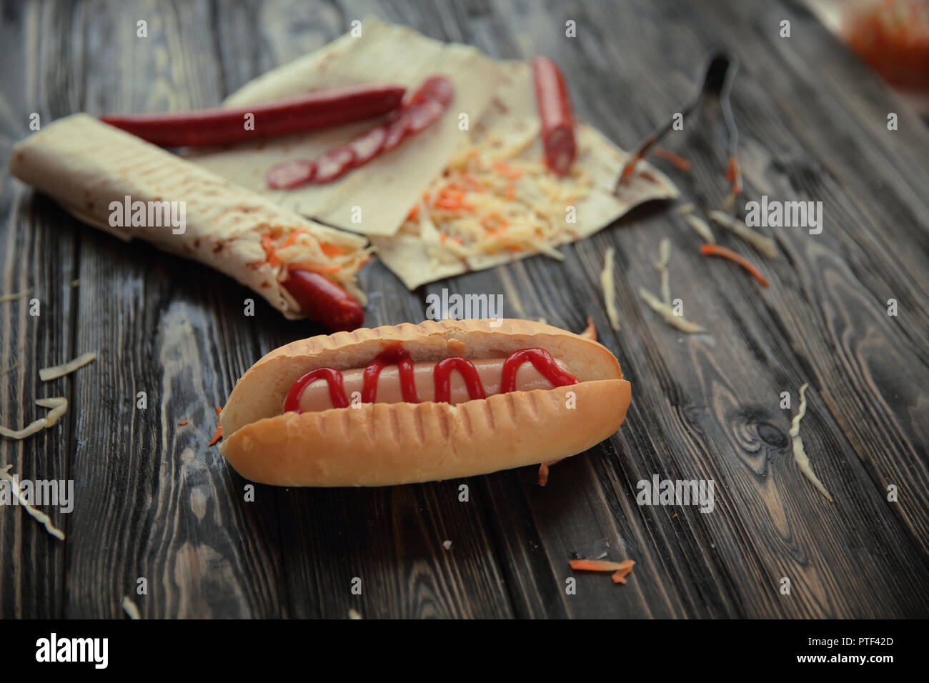 Hot-dogs et des plats de restauration rapide sur fond de bois Banque D'Images