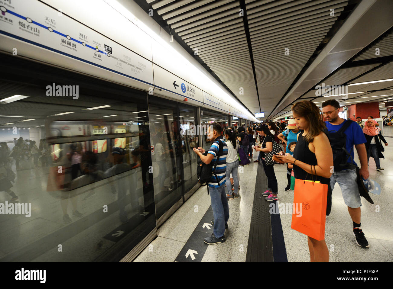 L'attente de la ligne de l'île de Hong Kong MTR station centrale. Banque D'Images