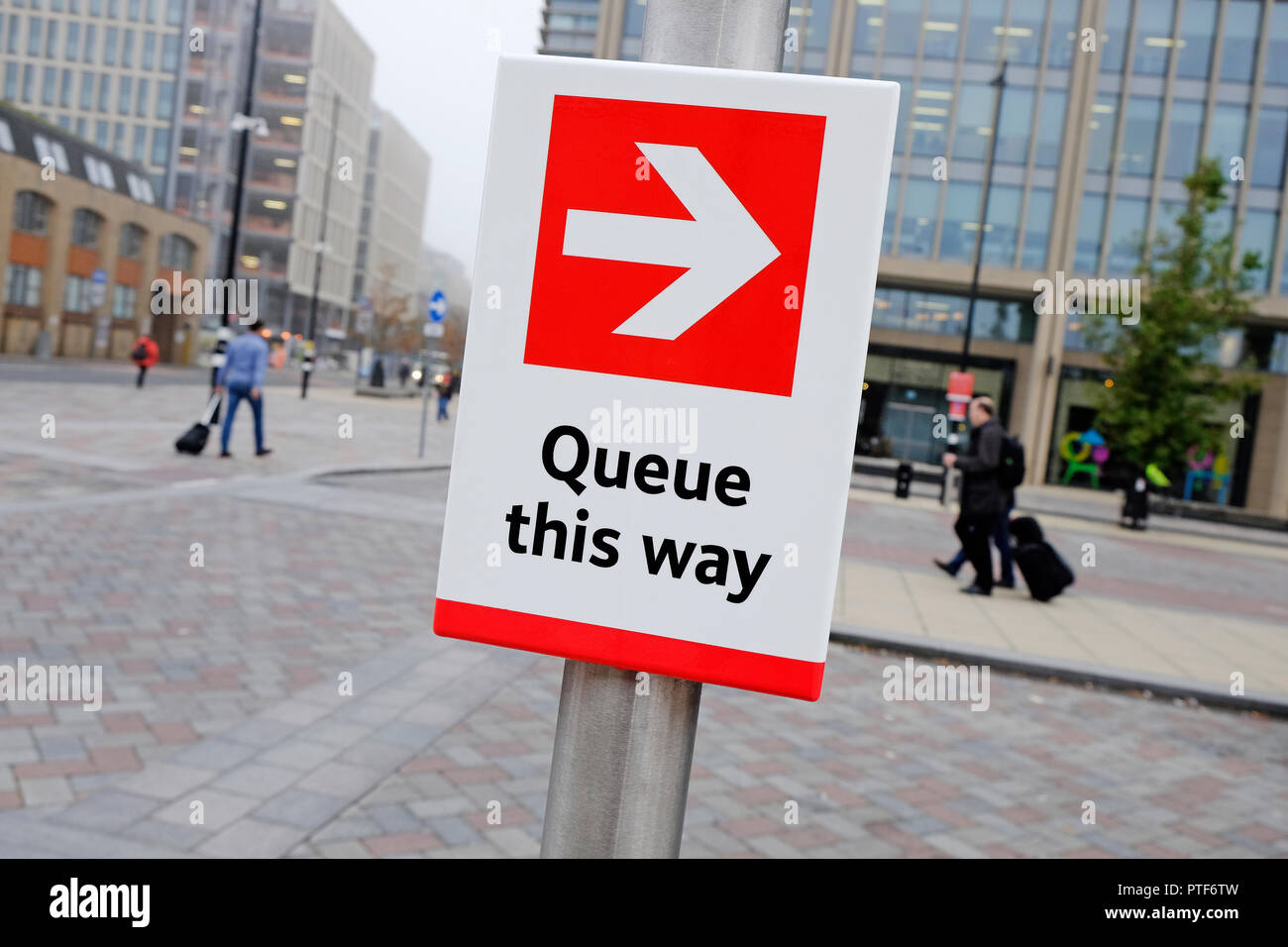 La file d'attente ce signe ainsi, Station Square, Cambridge, Angleterre Banque D'Images
