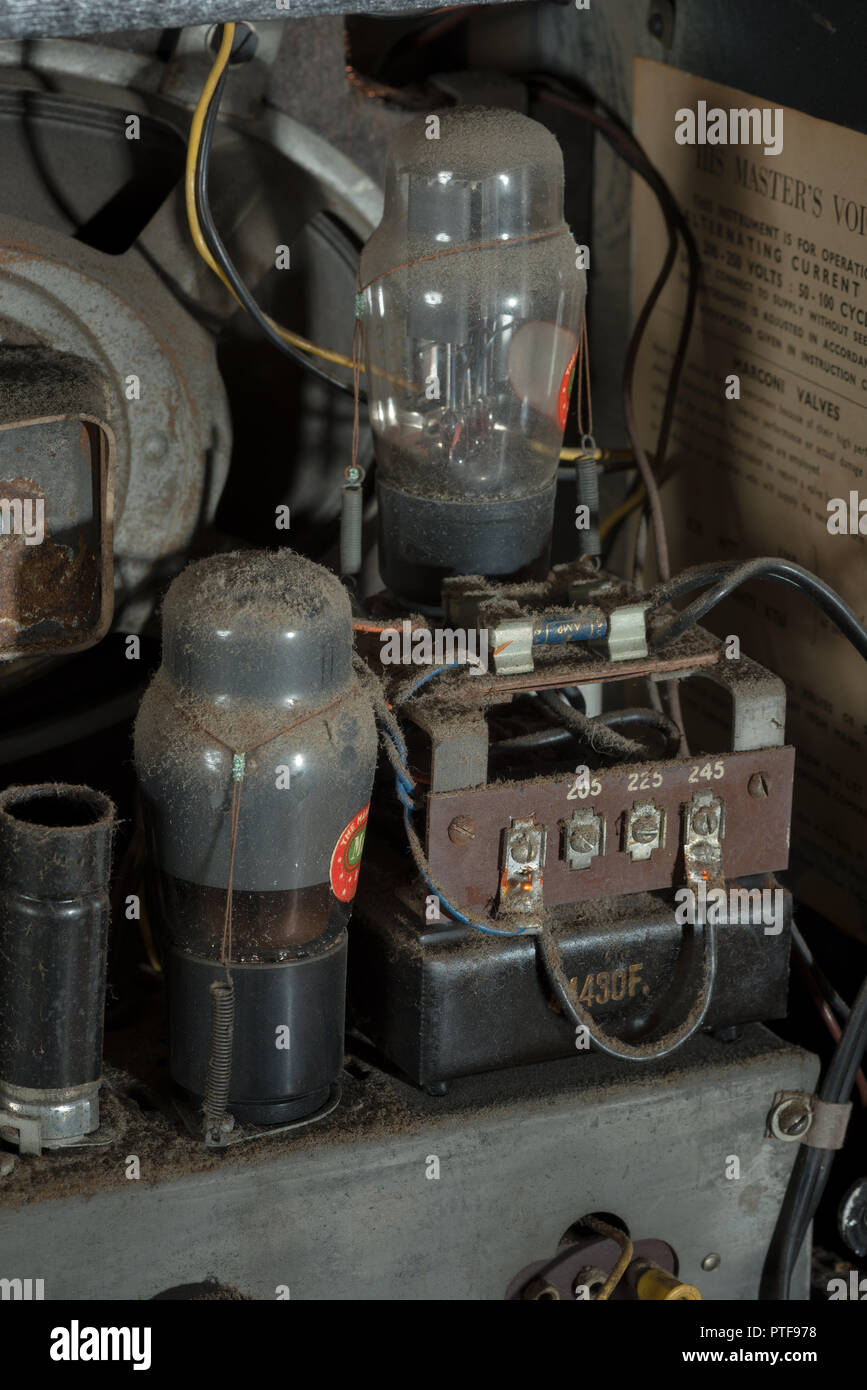 Plus de 50 ans d'accumulation de couches de revêtement anti-poussière les composants électriques, soupapes, condensateurs, fils d'un HMV 1121 Radio voix de ses maîtres Banque D'Images