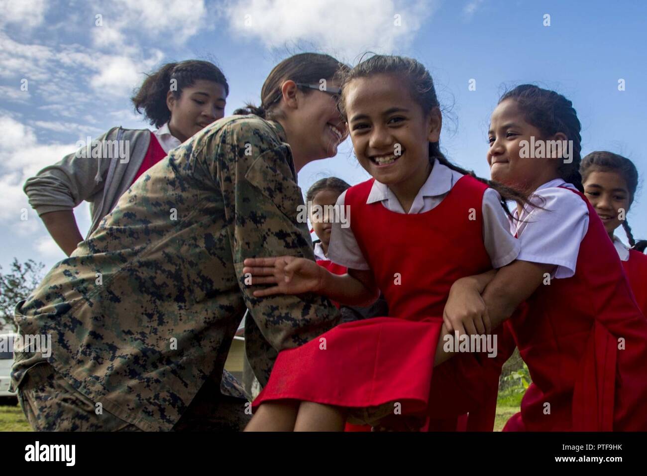 Corps des Marines des États-Unis Le Cpl. Christy Barron, un tech mun avec du bataillon logistique de combat Joint Task Force 3 à 17 Koa Moana, joue avec les enfants des écoles à l'école élémentaire Lapaha comme un cadre de l'exercice, TAFAKULA sur l'île de Tongatapu (Tonga, le 20 juillet 2017. TAFAKULA d'exercice est conçu pour renforcer l'armée à militaires, et les relations communautaires entre Sa Majesté des Tonga dans l'Armée, l'armée française de Nouvelle Calédonie, New Zealand Defence Force, et les Forces armées des États-Unis. Banque D'Images