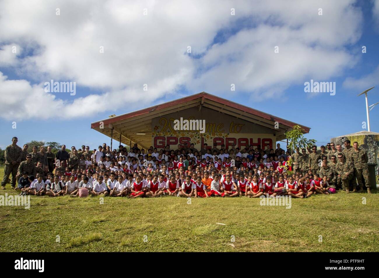 Les Marines américains avec la Force Koa Moana 17 posent pour une photo avec les enfants des écoles à l'école élémentaire Lapaha comme un cadre de l'exercice, TAFAKULA sur l'île de Tongatapu (Tonga, le 20 juillet 2017. TAFAKULA d'exercice est conçu pour renforcer l'armée à militaires, et les relations communautaires entre Sa Majesté des Tonga dans l'Armée, l'armée française de Nouvelle Calédonie, New Zealand Defence Force, et les Forces armées des États-Unis. Banque D'Images