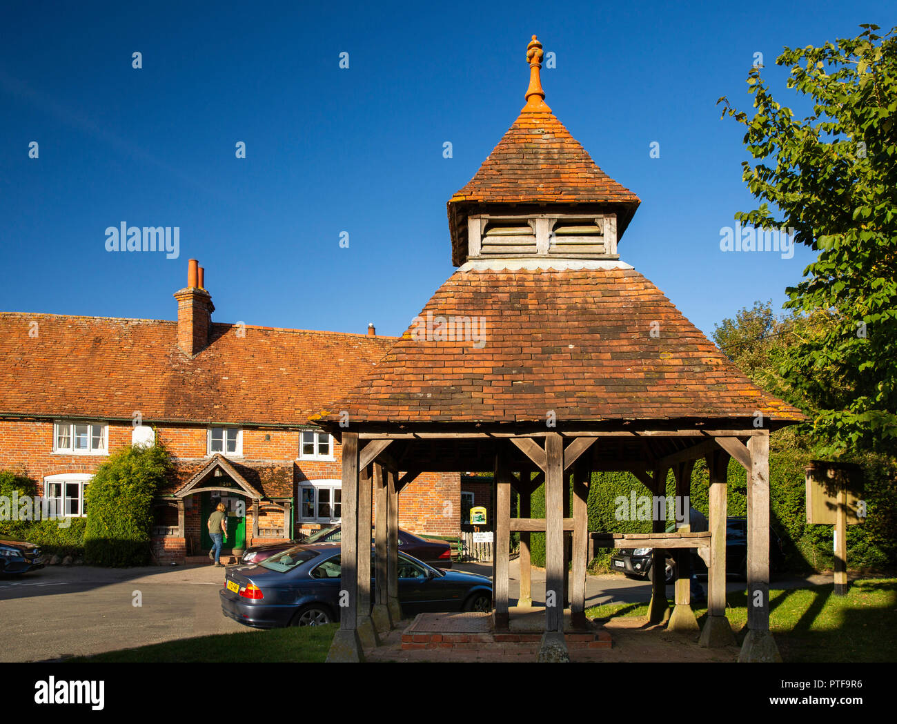 L'Angleterre, Berkshire, Aldworth, puits du village, le plus profond de l'Angleterre à 372 pieds de profondeur et Bell Inn pub Banque D'Images