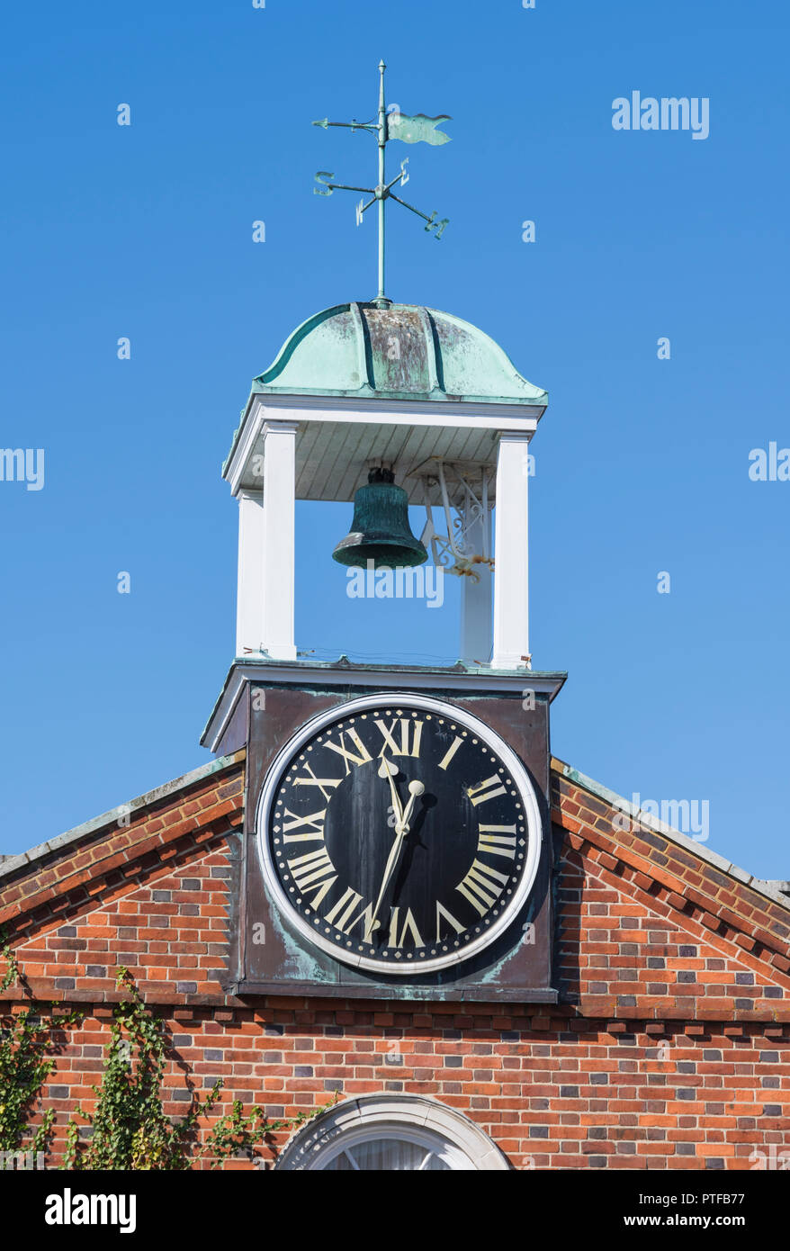 Réveil & Bell de l'ancien bâtiment de l'horloge à émissions de Cafe à Romsey, Hampshire, England, UK. Banque D'Images