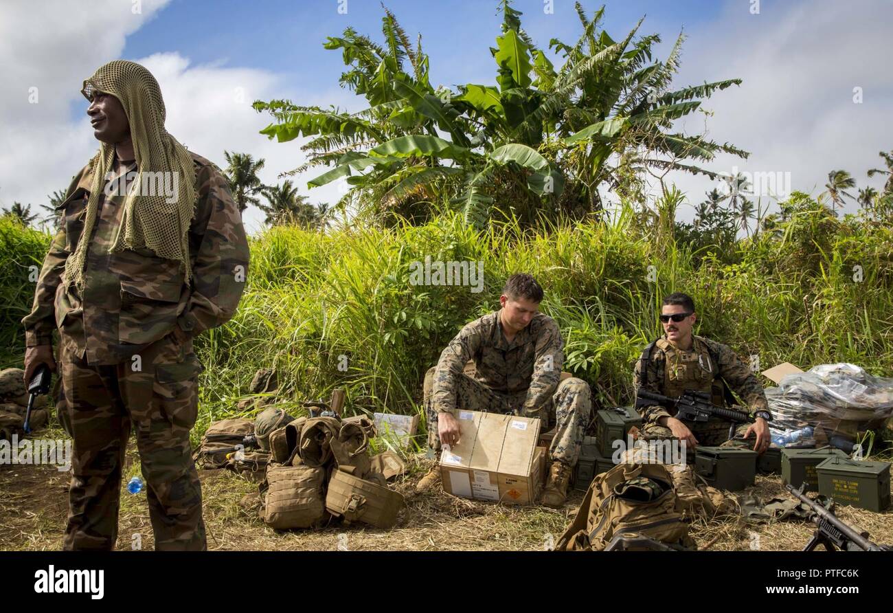 Le sergent du Corps des Marines des États-Unis. Ian Pass, centre, un mitrailleur avec 3e bataillon du 4ème Marines, ouvre une caisse de munitions au cours de l'effort, TAFAKULA sur l'île de Tongatapu (Tonga, le 21 juillet 2017. TAFAKULA d'exercice est conçu pour renforcer l'armée à militaires, et les relations communautaires entre Sa Majesté des Tonga dans l'Armée, l'armée française de Nouvelle Calédonie, New Zealand Defence Force, et les Forces armées des États-Unis. Banque D'Images