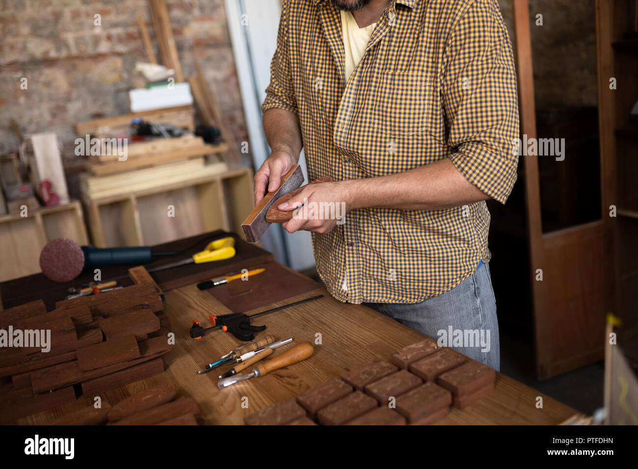 Vue rapprochée sur le travail d'un charpentier bois Banque D'Images