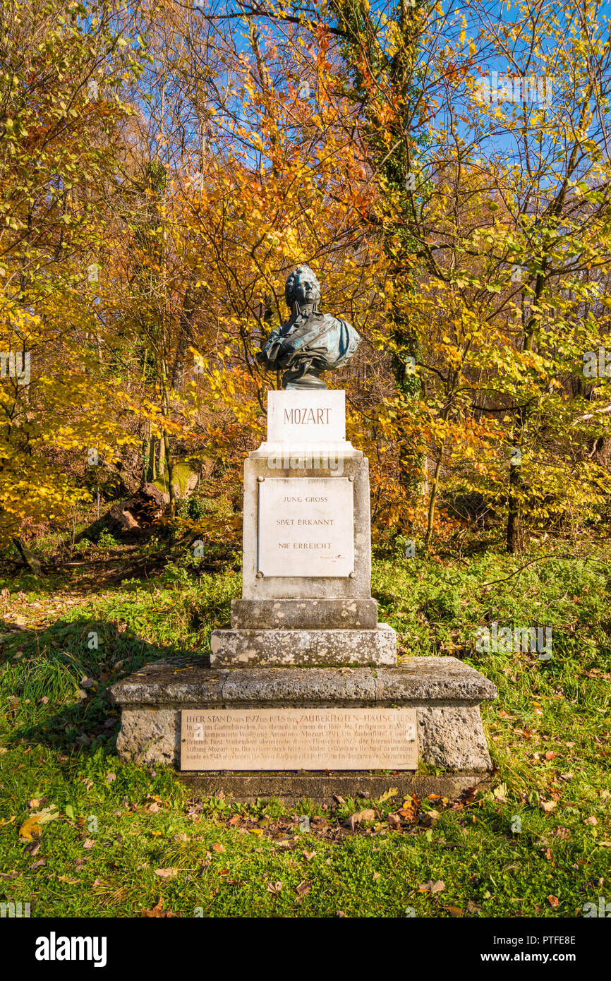 Buste de Wolfgang Amadeus Mozart dans le parc sur la colline Kapuzinerberg, à Salzbourg, Autriche. Banque D'Images